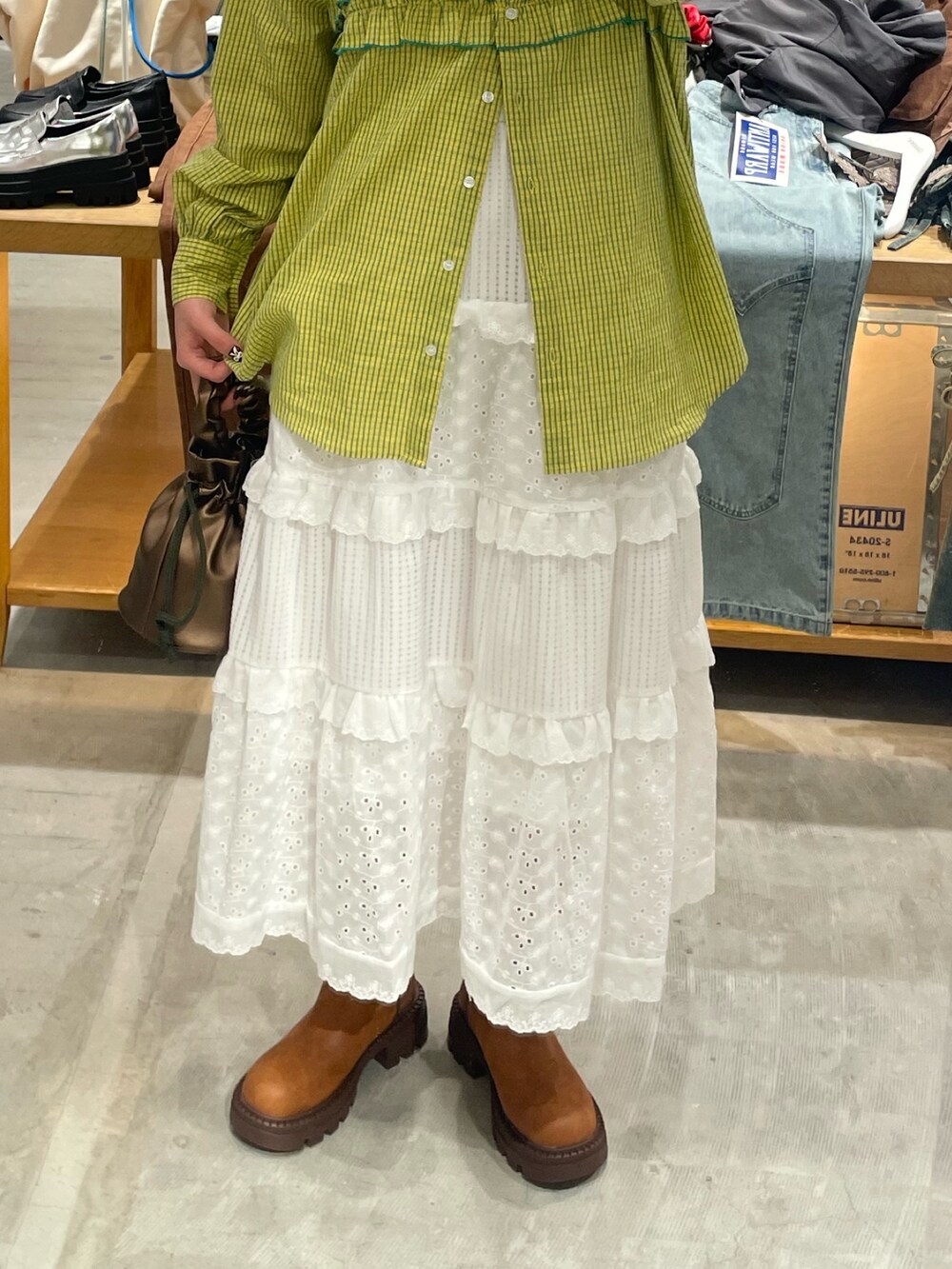 「レイヤードスタイル、メガネ女子、今日のコーデ、デニム、かんたん！着回しコーデ術、シンプルスタイル、大人コーデ、お洒落さんとつながりたい、カジュアルスタイル、骨格ウェーブ、イエベ、フリル、フリルブラウス、シャツ、チェックシャツ」｜「CIAOPANICのフリルドッキングオーバーシャツ（シャツ/ブラウス、イエロー系）」を使った、濱川　ひよりさん（レディース・162cm）の冬コーディネートの4枚目の写真