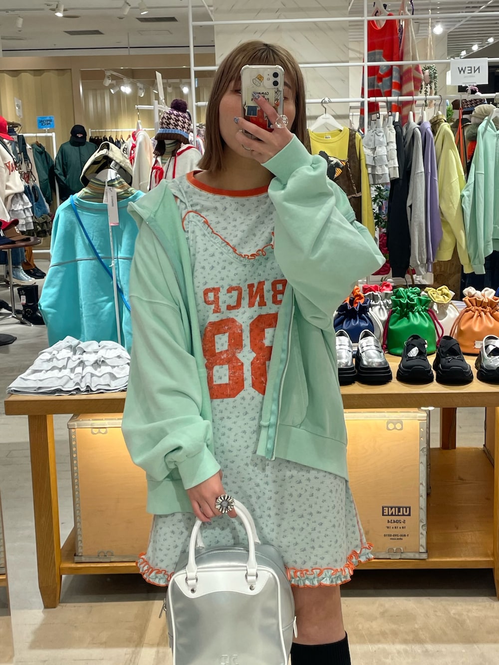 「ミニスカート、レイヤードスタイル、セットアップ、キャミワンピ、春服、セットアップスタイル、パーカーコーデ、骨格ウェーブ、重ね着、イエベ、チャオパニック、ciaopanic、丸顔、カラフルコーデ、カラフル」｜「CIAOPANICのTee付きフラワーワッフルチュニックキャミワンピース（ワンピース、グリーン系）」を使った、濱川　ひよりさん（レディース・162cm）の冬コーディネートの2枚目の写真