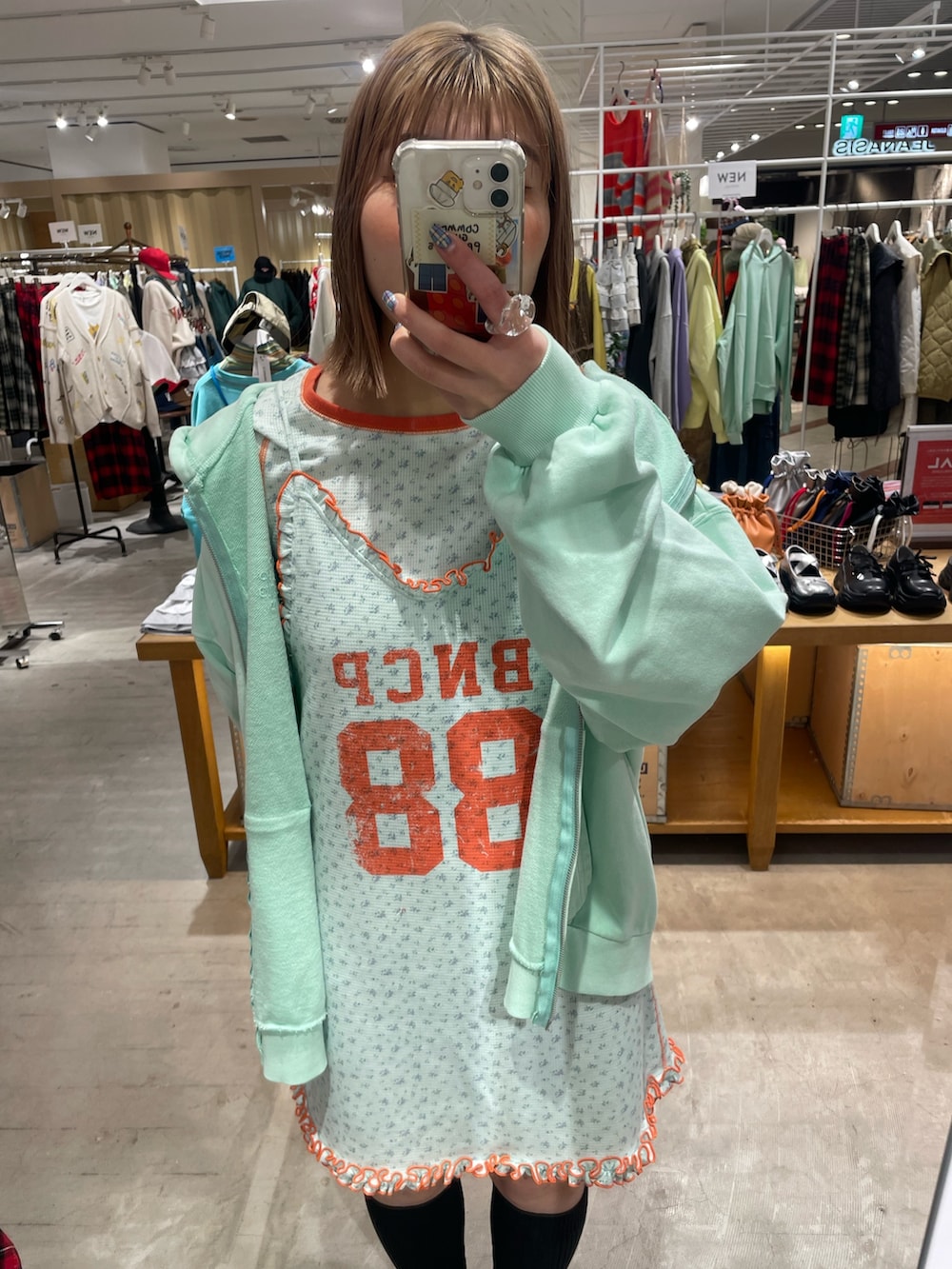 「ミニスカート、レイヤードスタイル、セットアップ、キャミワンピ、春服、セットアップスタイル、パーカーコーデ、骨格ウェーブ、重ね着、イエベ、チャオパニック、ciaopanic、丸顔、カラフルコーデ、カラフル」｜「CIAOPANICのTee付きフラワーワッフルチュニックキャミワンピース（ワンピース、グリーン系）」を使った、濱川　ひよりさん（レディース・162cm）の冬コーディネートの3枚目の写真
