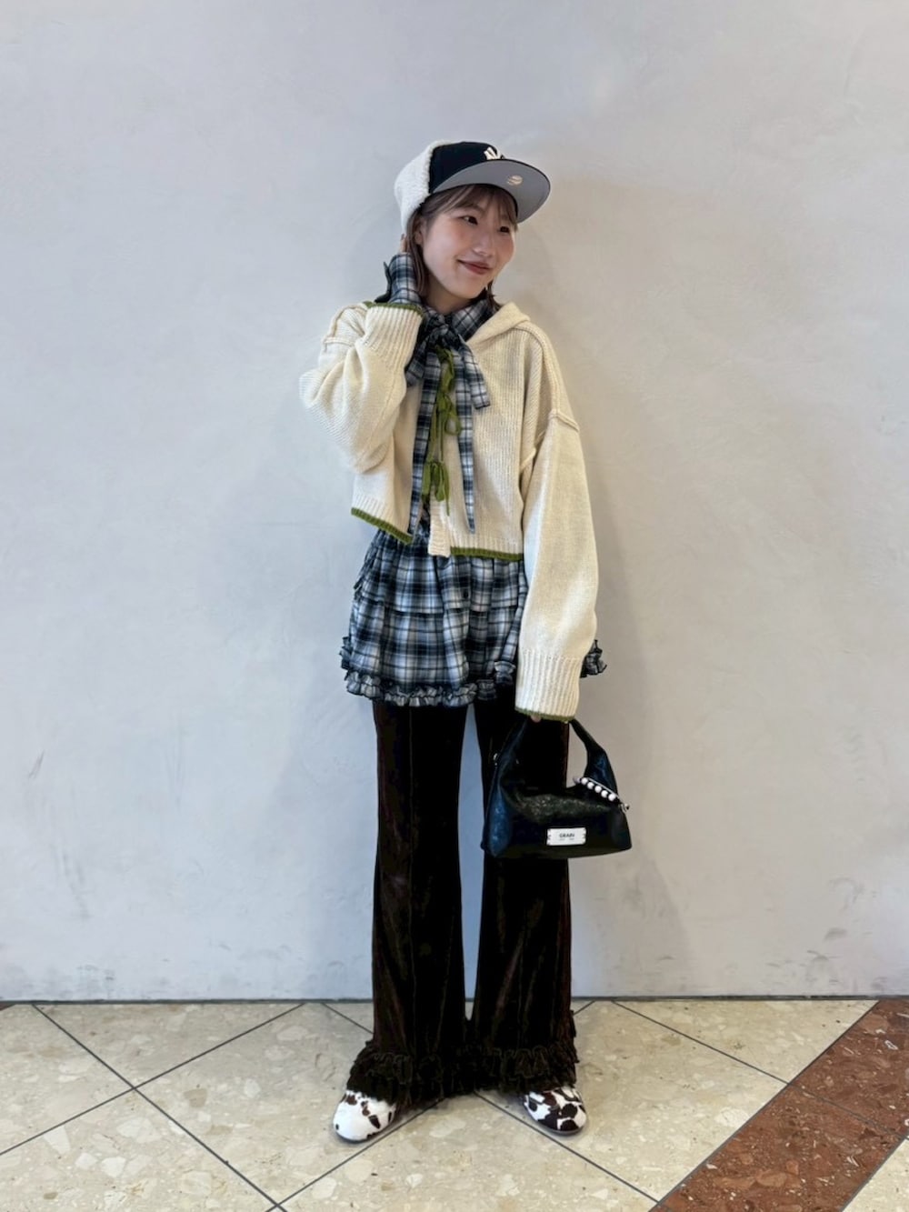 ブラウン系のシャツ/ブラウス、ベージュ系のカーディガン/ボレロ、イエロー系のその他パンツを着用したレディースの秋コーディネートの2枚目の写真