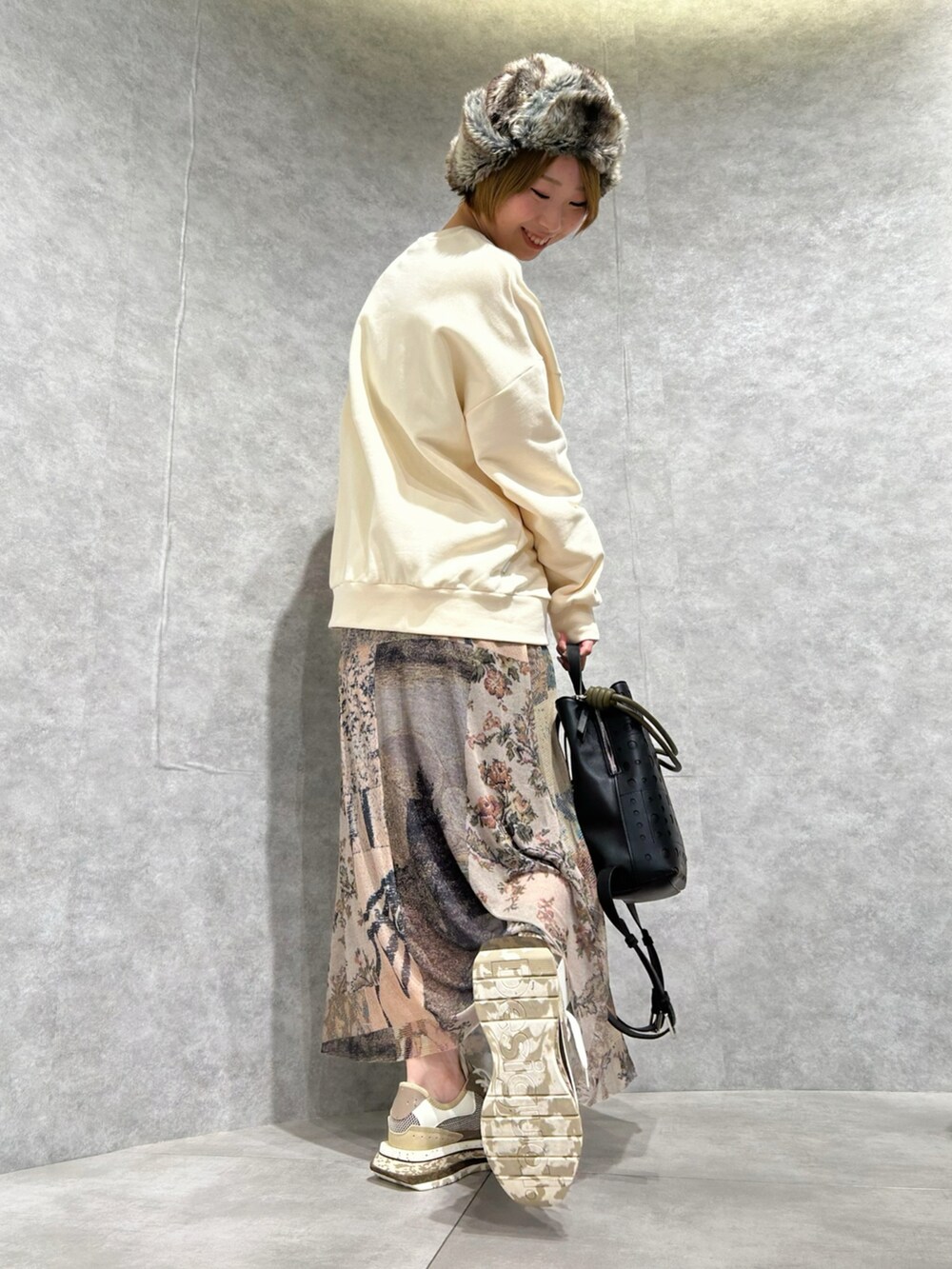 ブラック系のバックパック/リュック、ホワイト系のスウェット、ホワイト系のワンピースを着用したレディースの秋コーディネートの2枚目の写真