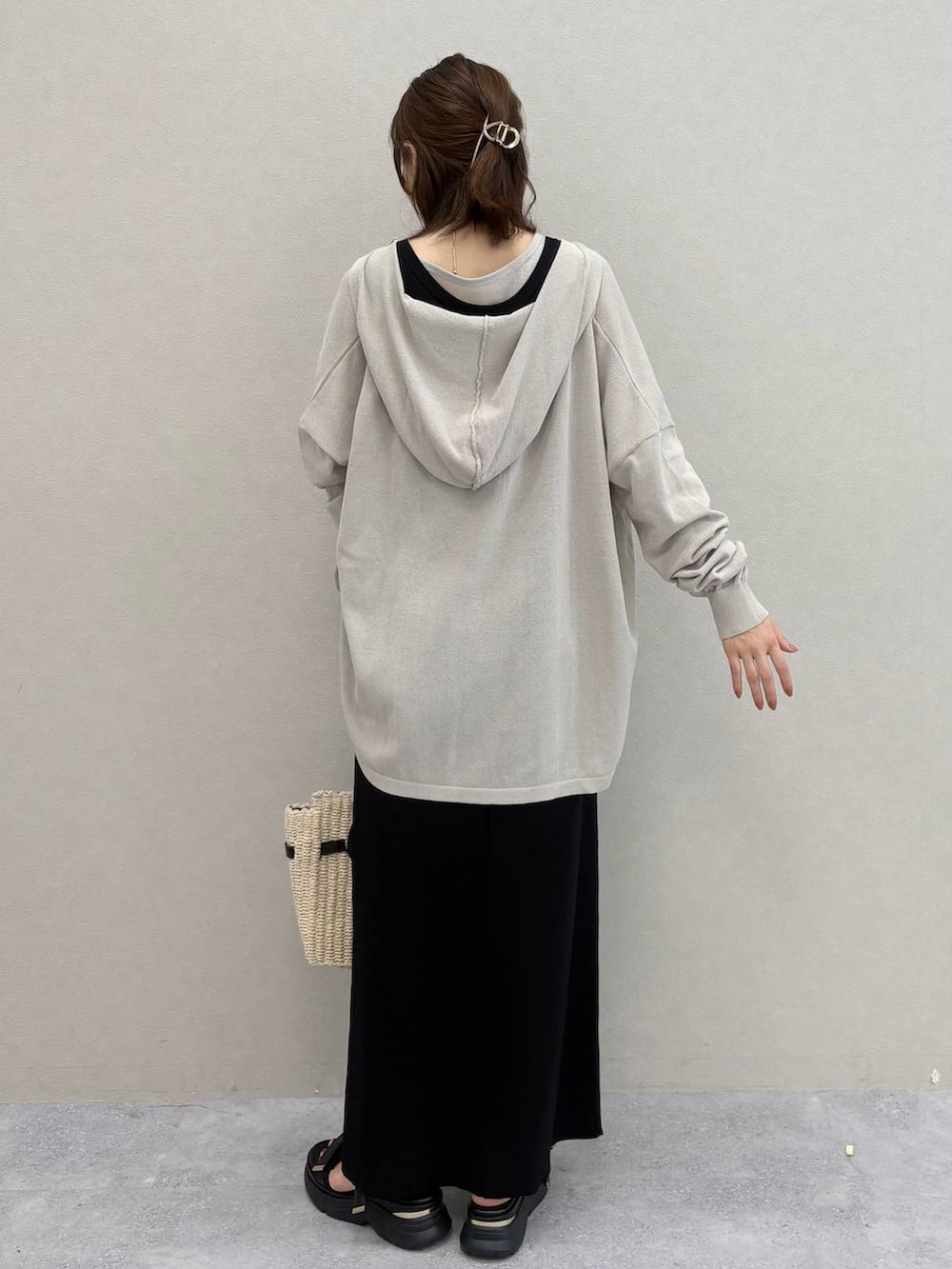 ベージュ系のTシャツ/カットソー、ブラック系のワンピース、ベージュ系のかごバッグを着用したレディースの春コーディネートの4枚目の写真