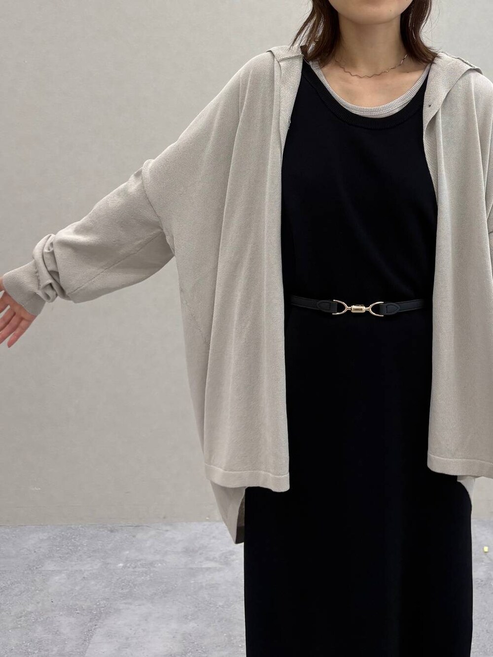 ベージュ系のTシャツ/カットソー、ブラック系のワンピース、ベージュ系のかごバッグを着用したレディースの春コーディネートの5枚目の写真