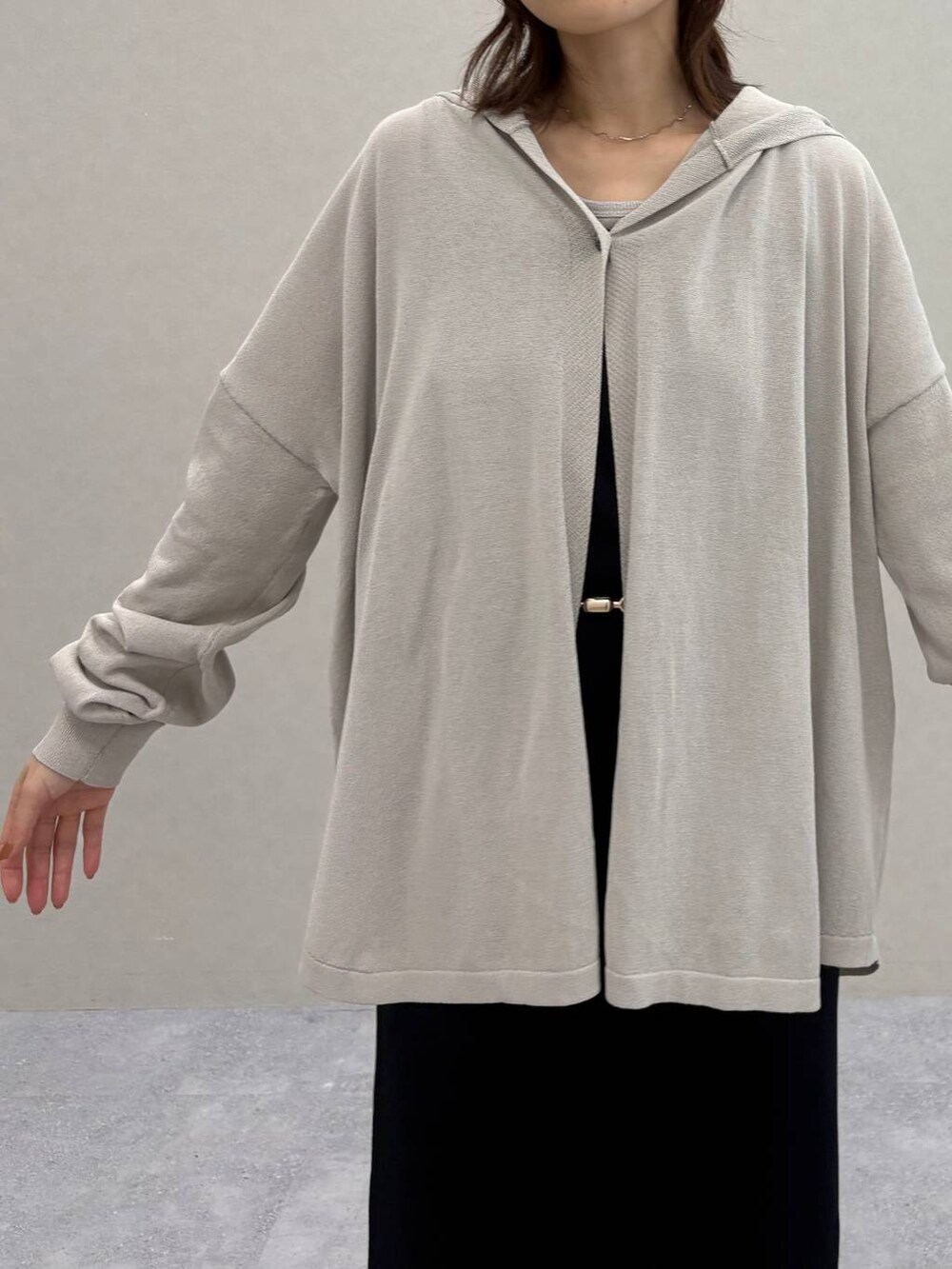 ベージュ系のTシャツ/カットソー、ブラック系のワンピース、ベージュ系のかごバッグを着用したレディースの春コーディネートの6枚目の写真