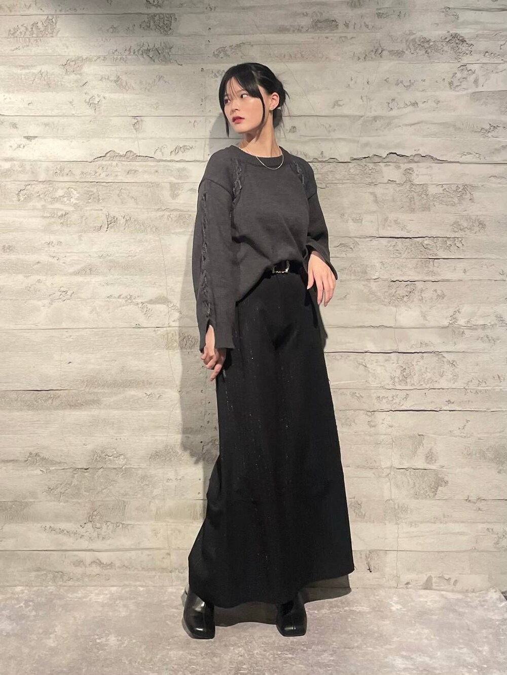 ブラック系のブーツ、ブラック系のその他パンツ、グレー系のニット/セーターを着用したレディースの秋コーディネートの2枚目の写真