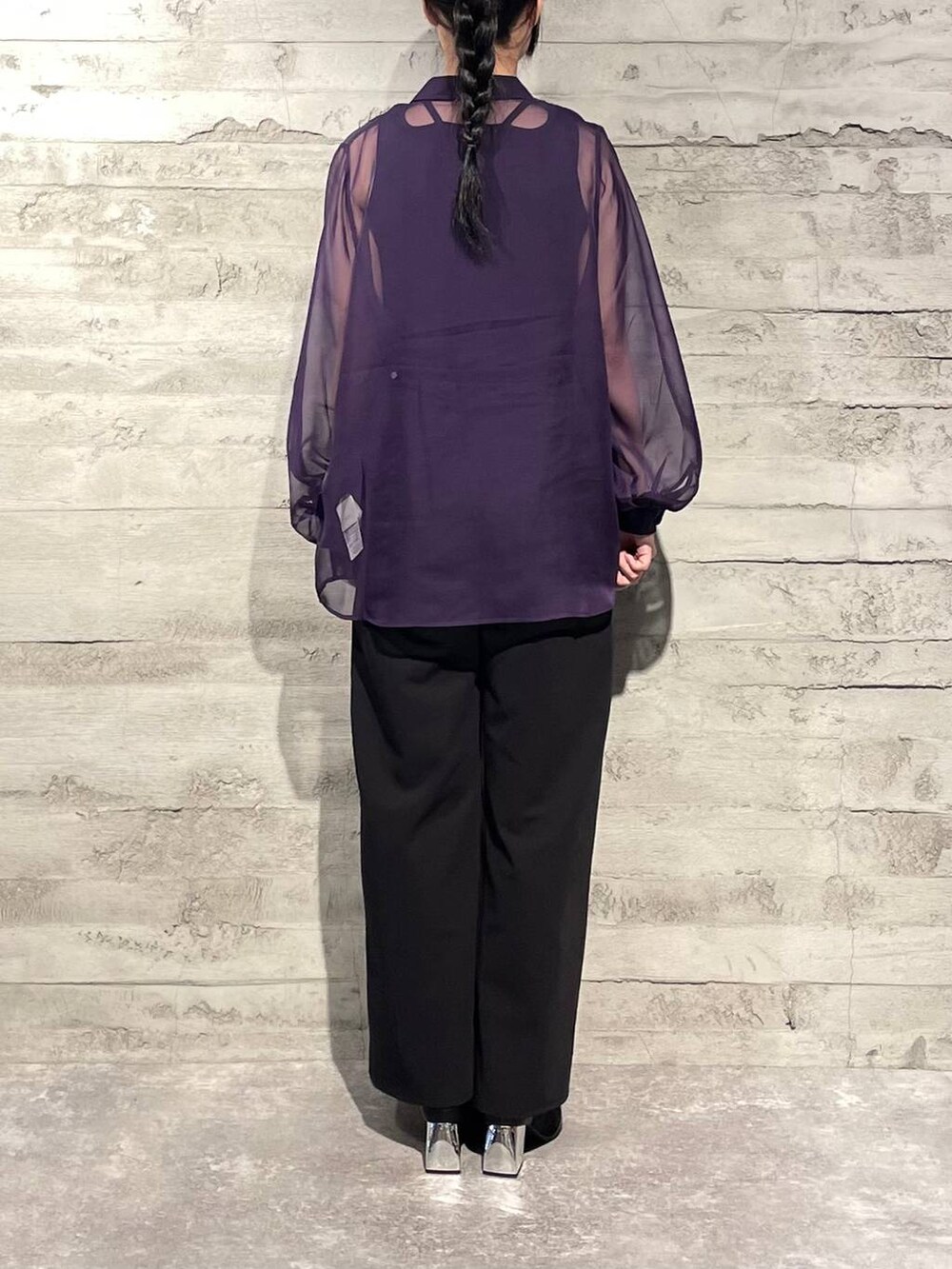 パープル系のシャツ/ブラウス、ブラック系のブーツ、ブラック系のスラックスを着用したレディースの夏コーディネートの3枚目の写真