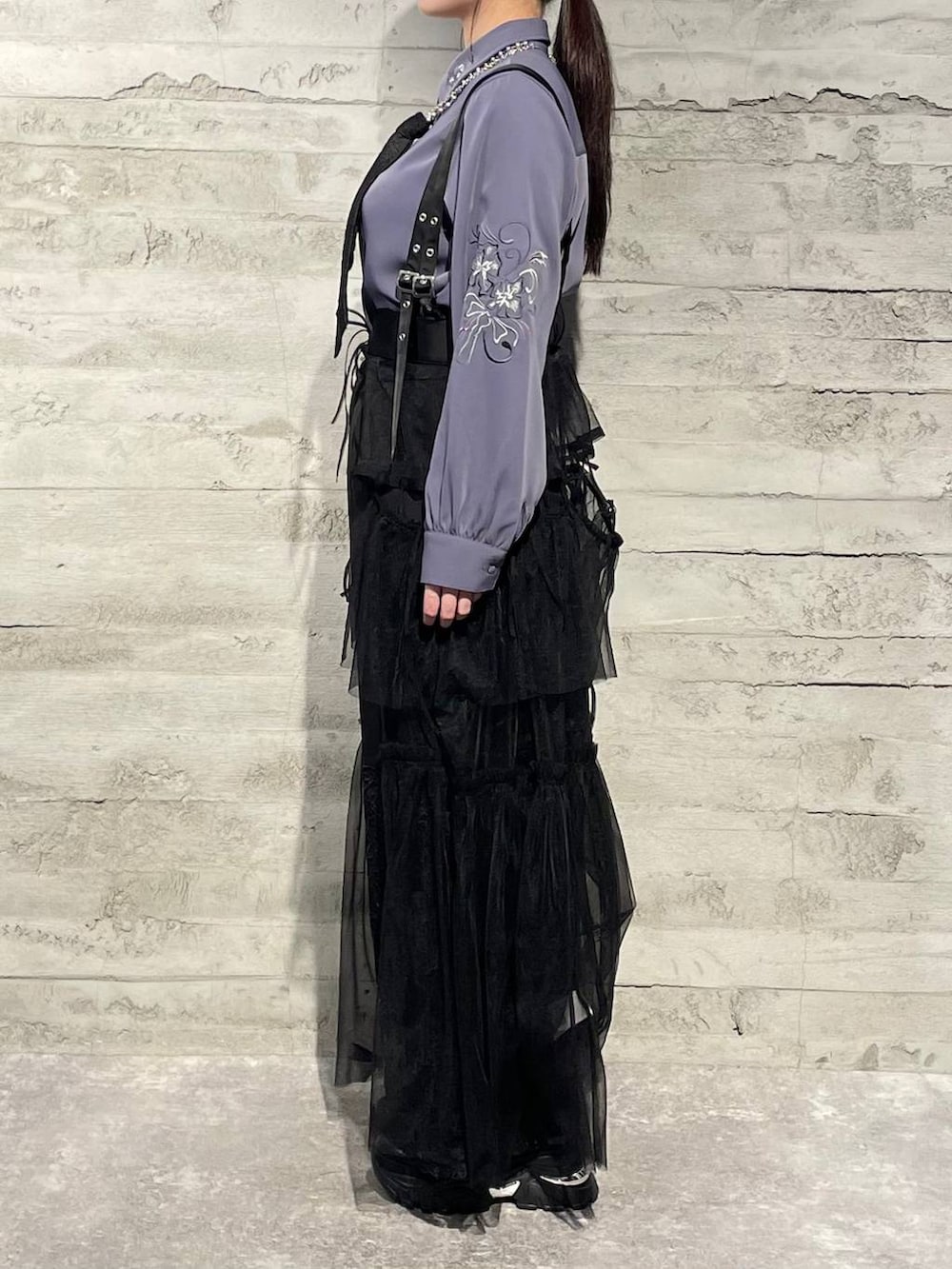 ブラック系のネクタイ、ブラック系のスカート、ブラック系のスニーカーを着用したレディースの冬コーディネートの2枚目の写真