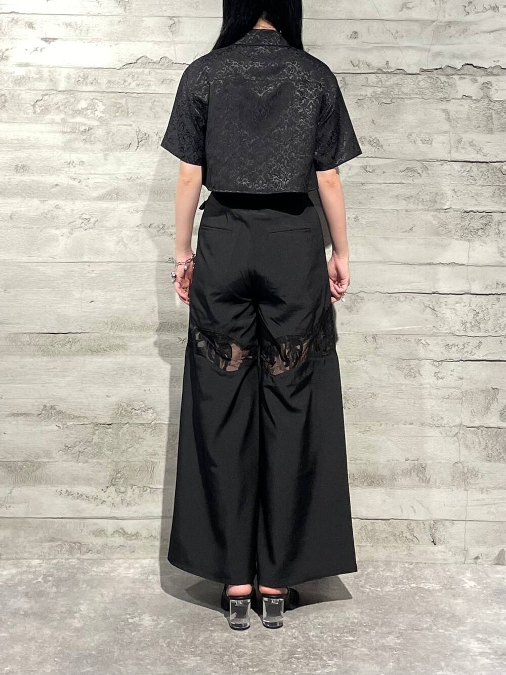 ブラック系のサンダル、ブラック系のその他パンツ、ブラック系のシャツ/ブラウスを着用したレディースの夏コーディネートの3枚目の写真