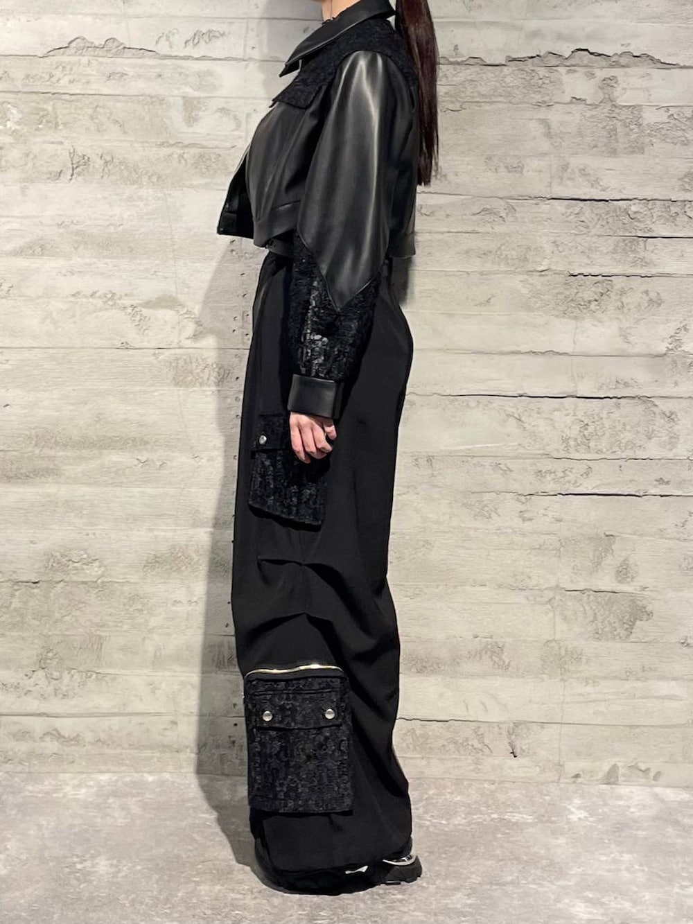 ブラック系のTシャツ/カットソー、ブラック系のスニーカー、ブラック系のカーゴパンツを着用したレディースの冬コーディネートの2枚目の写真