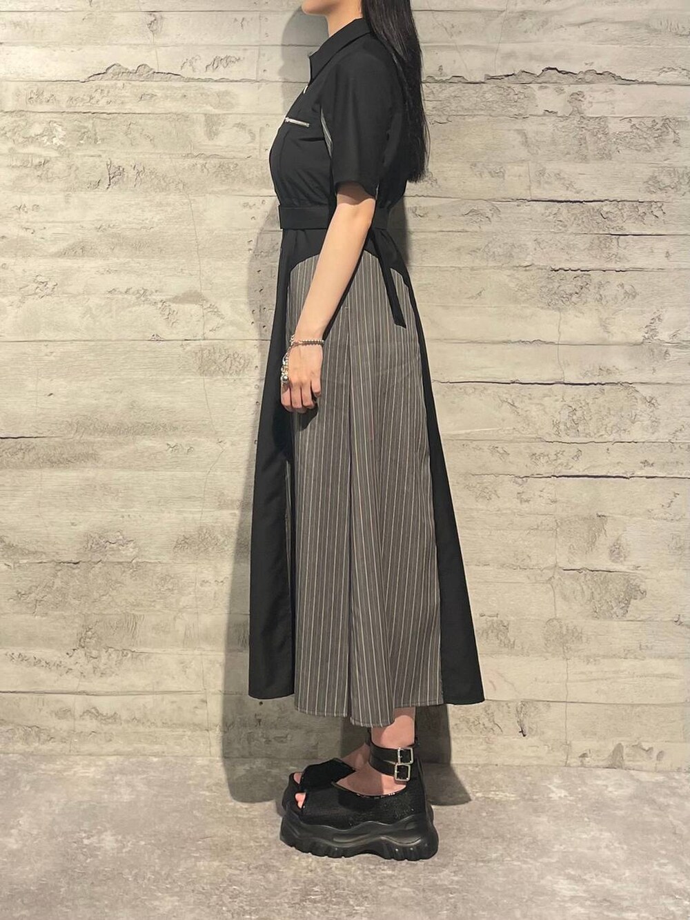 ブラック系のサンダル、ブラック系のワンピースを着用したレディースの夏コーディネートの2枚目の写真