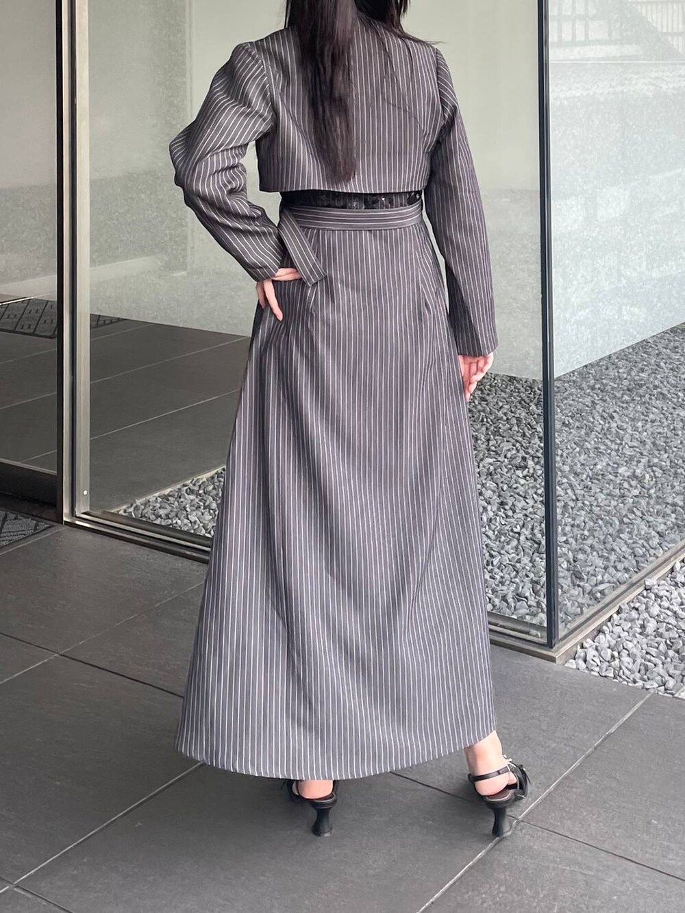 「モード、高身長、きれいめ、春コーデ、体型カバー、若見え、高見え、モテ、HARE、着痩せ・細見え」｜「HAREのビジューベルトパンプス(HARE)（パンプス、ブラック系）」を使った、marinさん（レディース・165cm）の夏コーディネートの4枚目の写真
