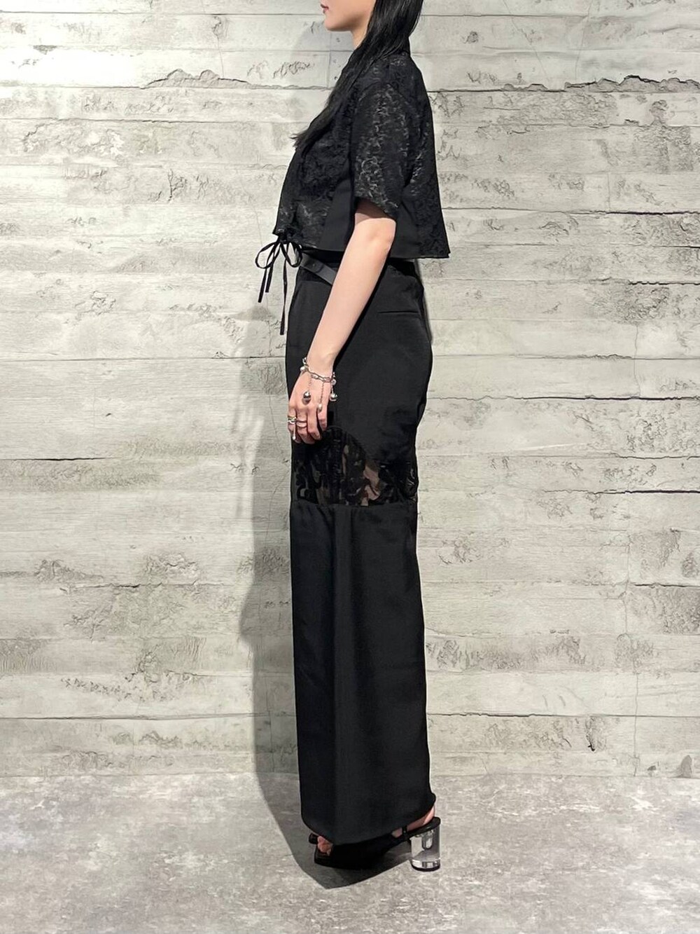 ブラック系のサンダル、ブラック系のその他パンツ、ブラック系のシャツ/ブラウスを着用したレディースの夏コーディネートの2枚目の写真