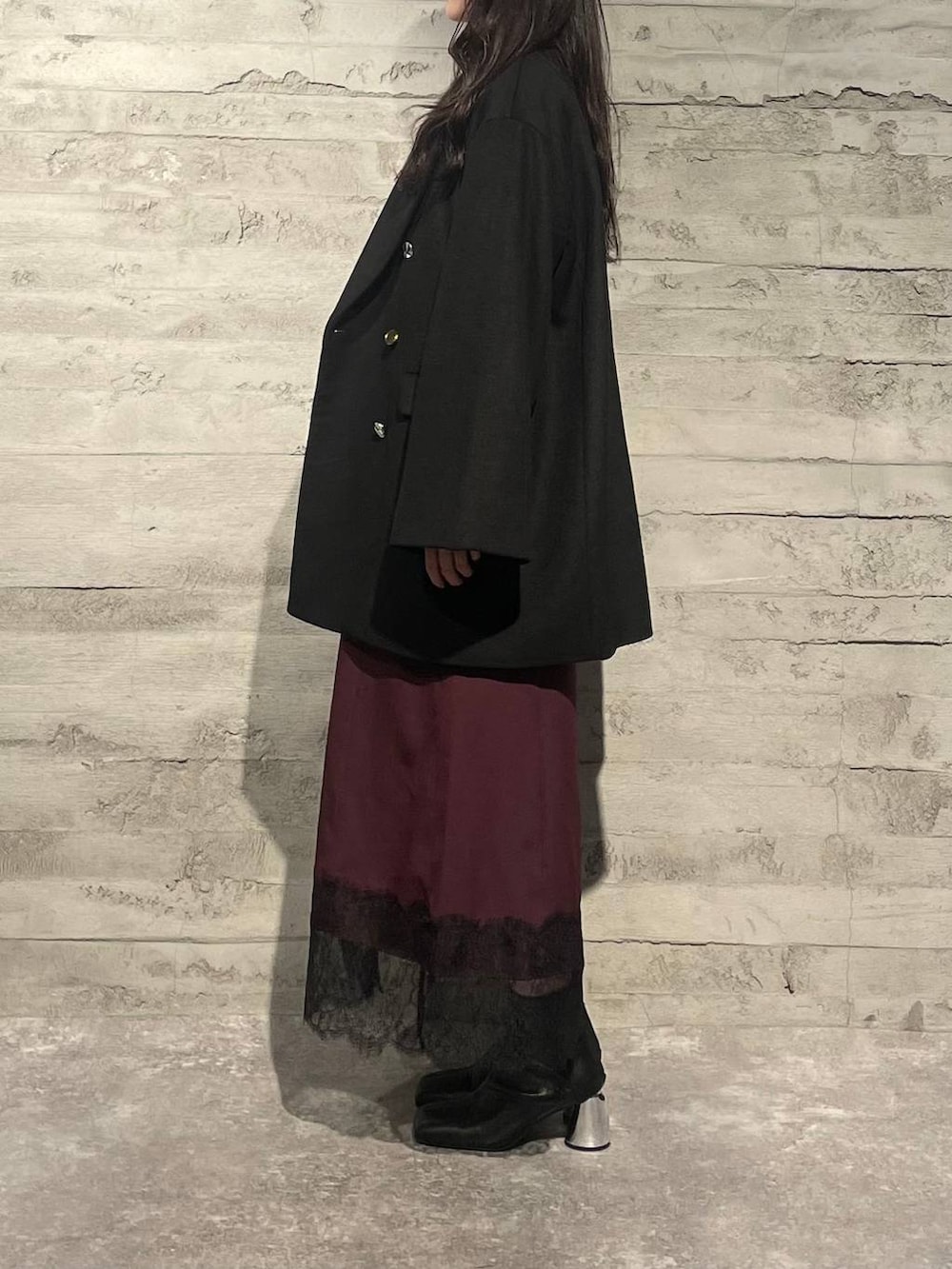 「着痩せ・細見え、モード、高身長、きれいめ、春コーデ、体型カバー、若見え、高見え、モテ、HARE」｜「HAREのウールミドルテーラードジャケットコート(HARE)（チェスターコート、ブラック系）」を使った、marinさん（レディース・165cm）の秋コーディネートの2枚目の写真