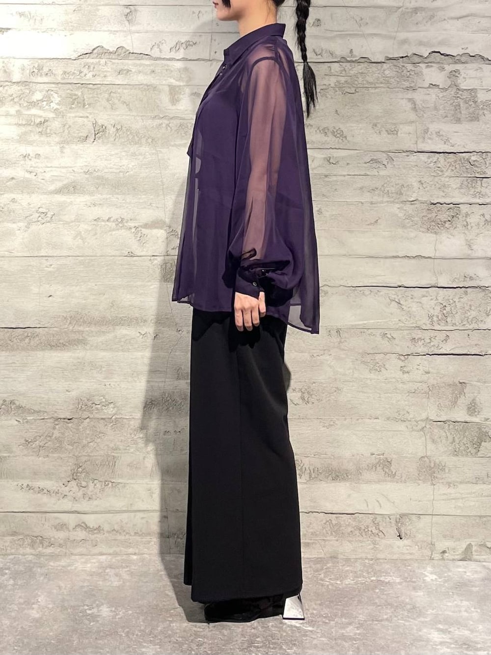 パープル系のシャツ/ブラウス、ブラック系のブーツ、ブラック系のスラックスを着用したレディースの夏コーディネートの2枚目の写真