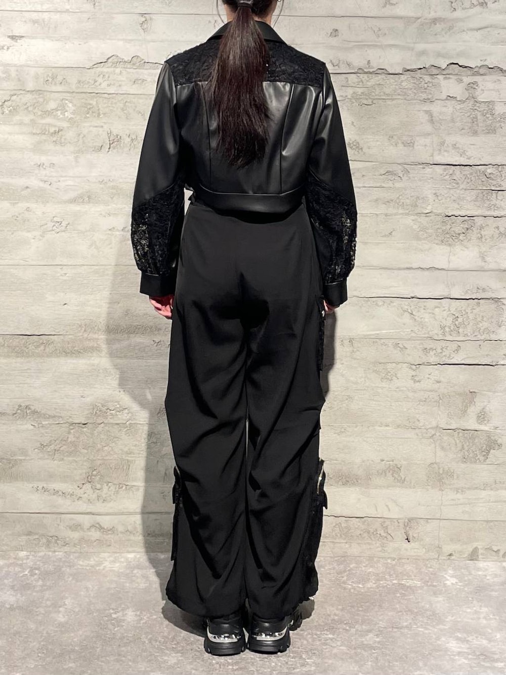 ブラック系のTシャツ/カットソー、ブラック系のスニーカー、ブラック系のカーゴパンツを着用したレディースの冬コーディネートの3枚目の写真