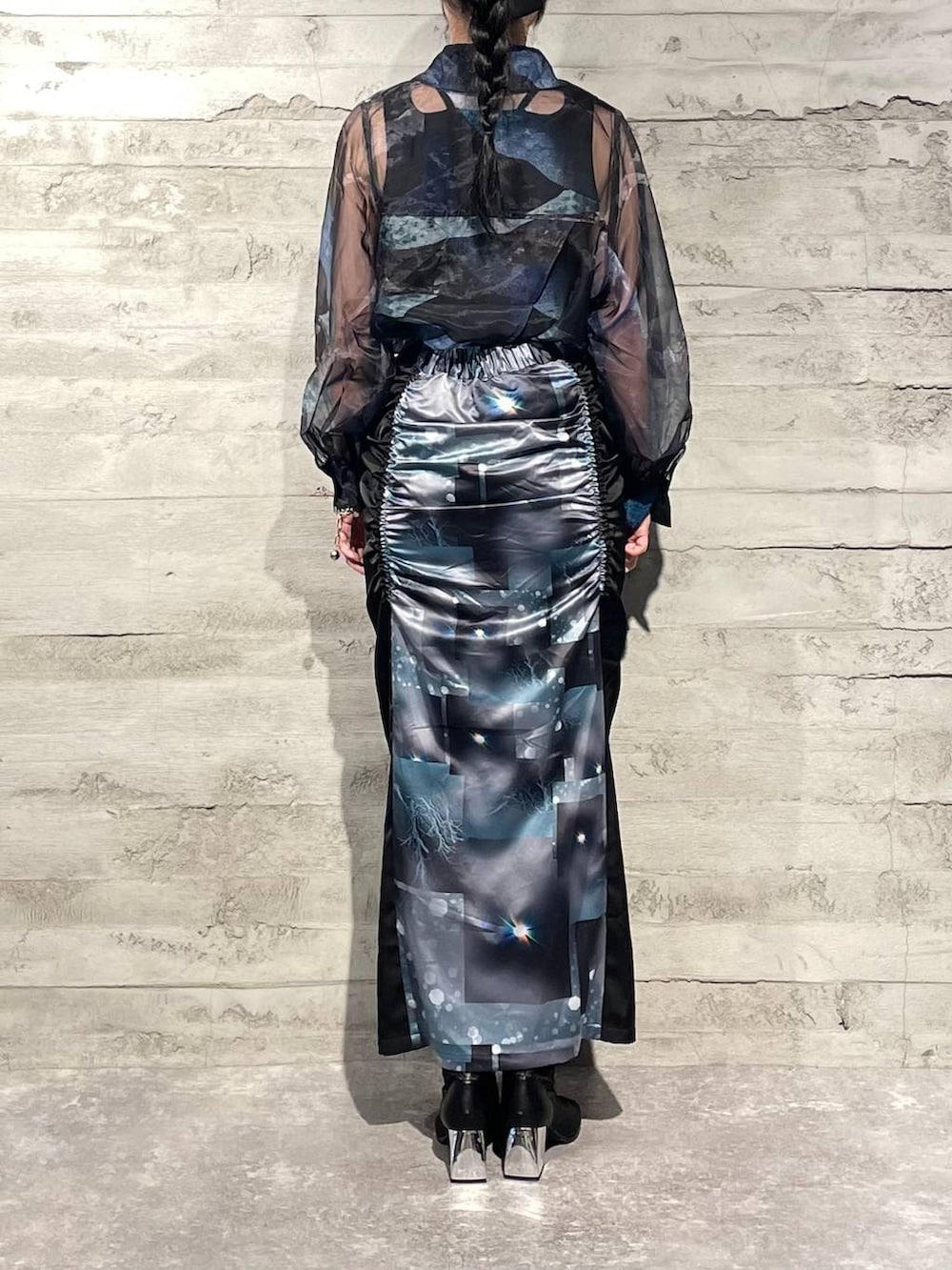 ブラック系のタンクトップ、ブラック系のブーツ、ブラック系のシャツ/ブラウスを着用したレディースの夏コーディネートの3枚目の写真