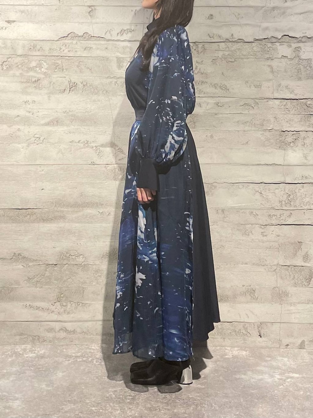 ブラック系のブーツ、ブルー系のスカート、ブルー系のシャツ/ブラウスを着用したレディースの秋コーディネートの2枚目の写真