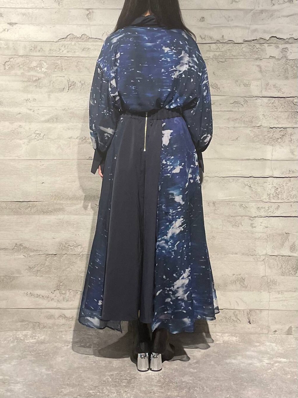 ブラック系のブーツ、ブルー系のスカート、ブルー系のシャツ/ブラウスを着用したレディースの秋コーディネートの3枚目の写真