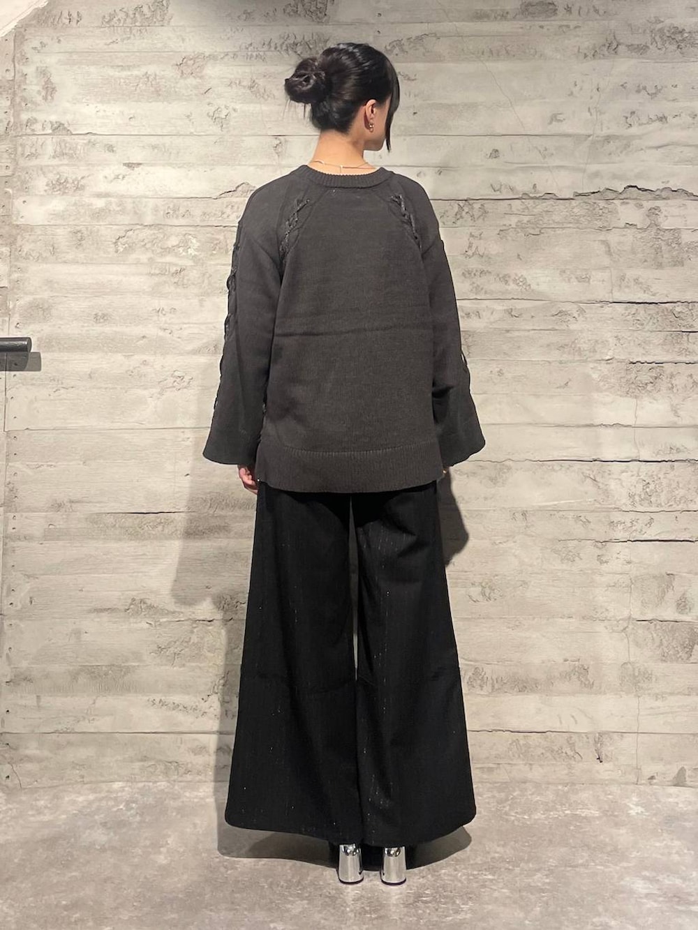 ブラック系のブーツ、ブラック系のその他パンツ、グレー系のニット/セーターを着用したレディースの秋コーディネートの3枚目の写真