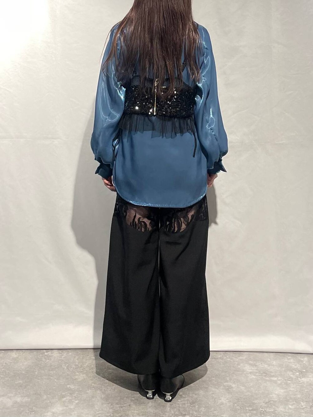 「モード、高身長、きれいめ、春コーデ、体型カバー、若見え、高見え、モテ、HARE、着痩せ・細見え」｜「HAREのシャイニーシアーポケットシャツ(HARE)（シャツ/ブラウス、ブルー系）」を使った、marinさん（レディース・165cm）の春コーディネートの3枚目の写真