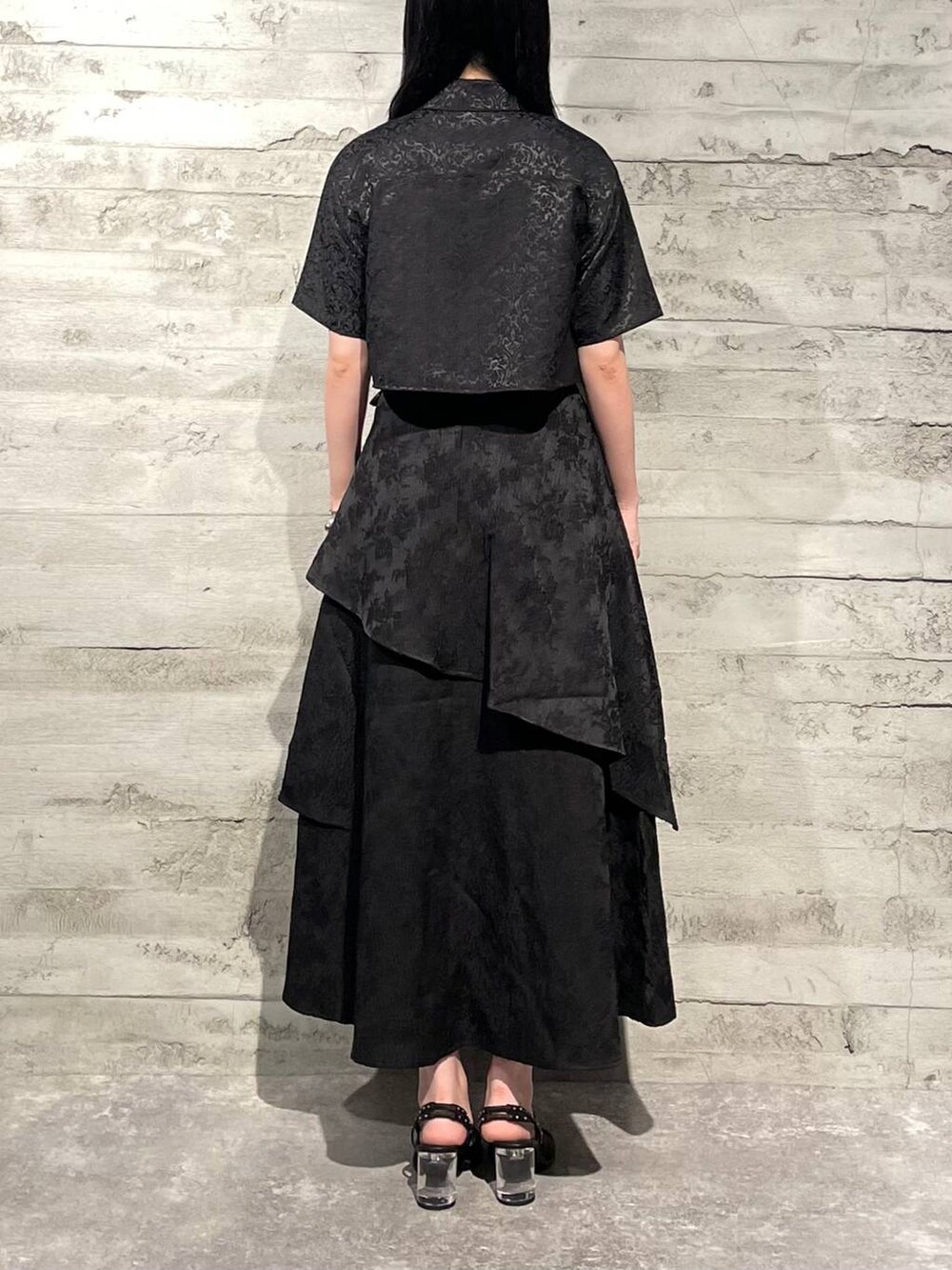 ブラック系のサンダル、ブラック系のシャツ/ブラウス、ブラック系のスカートを着用したレディースの夏コーディネートの3枚目の写真