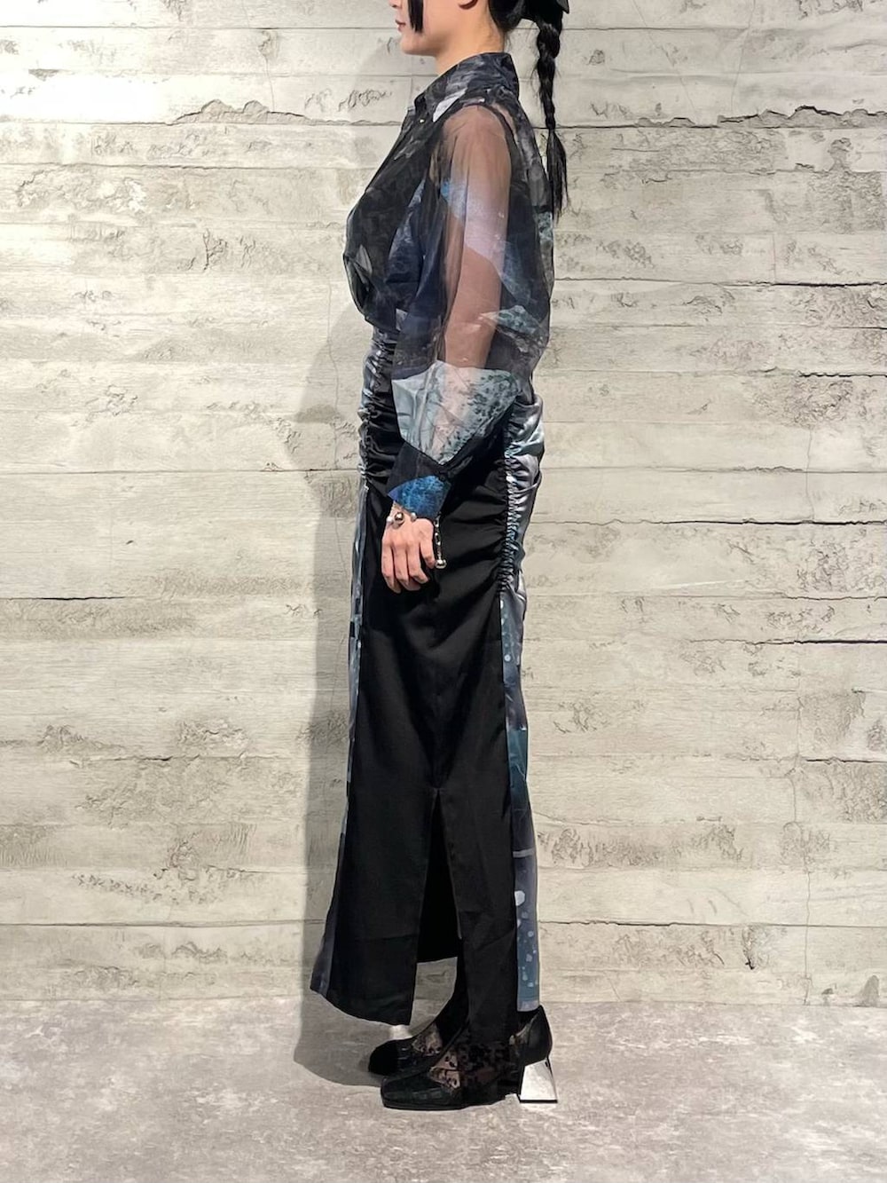 ブラック系のタンクトップ、ブラック系のブーツ、ブラック系のシャツ/ブラウスを着用したレディースの夏コーディネートの2枚目の写真