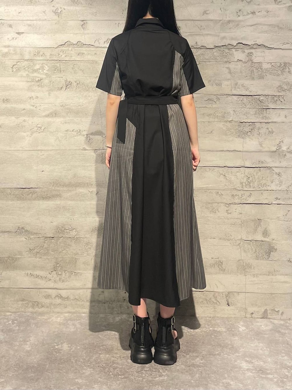 ブラック系のサンダル、ブラック系のワンピースを着用したレディースの夏コーディネートの3枚目の写真