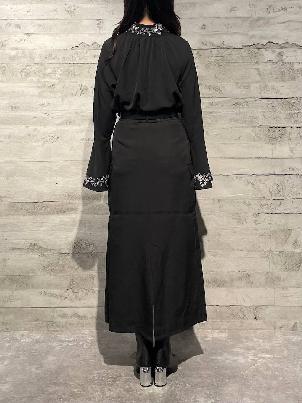 ブラック系のブーツ、ブラック系のシャツ/ブラウス、ブラック系のスカートを着用したレディースの冬コーディネートの3枚目の写真