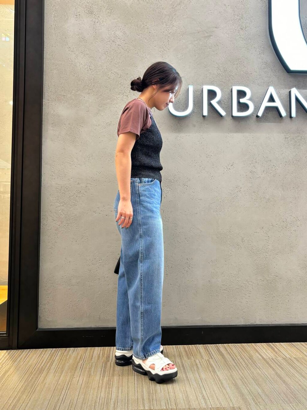 ブラウン系のTシャツ/カットソー、ブルー系のデニムパンツ、ブラック系のキャミソールを着用したレディースの夏コーディネートの2枚目の写真