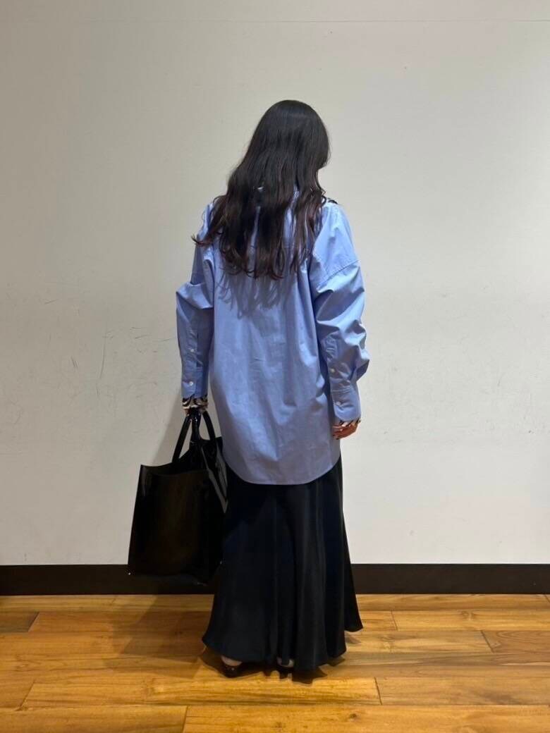 ブラック系のパンプス、ブラック系のスカート、ブラック系のTシャツ/カットソーを着用したレディースの冬コーディネートの2枚目の写真