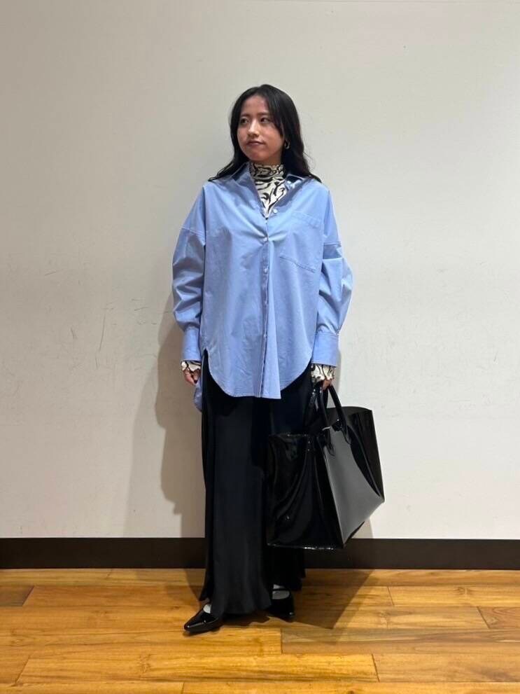 ブラック系のパンプス、ブラック系のスカート、ブラック系のTシャツ/カットソーを着用したレディースの冬コーディネートの3枚目の写真