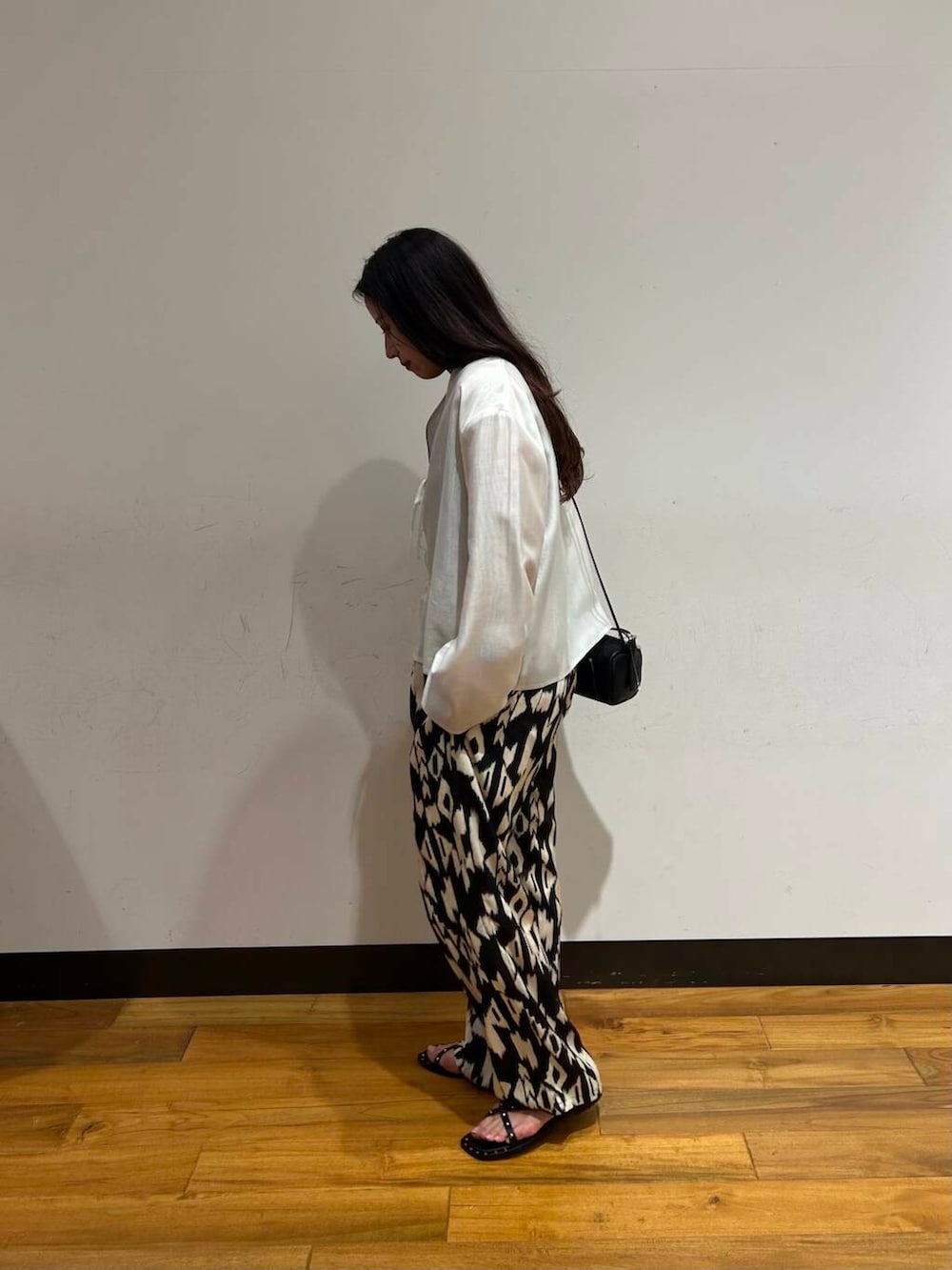 「イージーパンツ、URBANRESEARCH、サンダル、低身長、タンクトップ、柄パンツ、アートプリント、シアージャケット、骨格ウェーブ、ウェーブ×ブルベ夏」|「URBAN RESEARCHのフロントリボンシアージャケット(シャツ/ブラウス、ホワイト系)」を使った、ibu0115さん(レディース・153cm)の春コーディネートの2枚目の写真