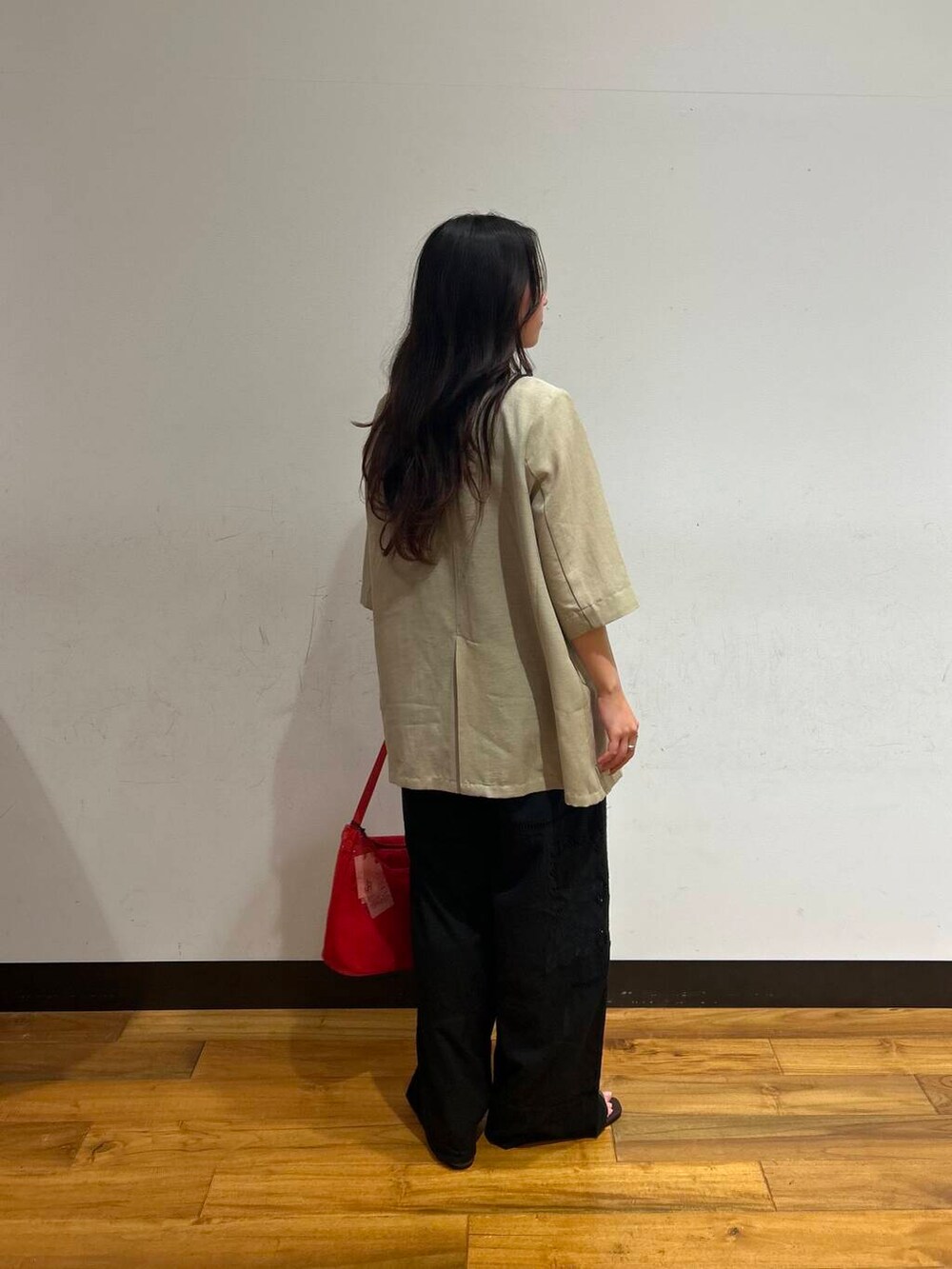 ブラック系のベスト、ブラック系のその他パンツ、ベージュ系のその他アウターを着用したレディースの春コーディネートの2枚目の写真