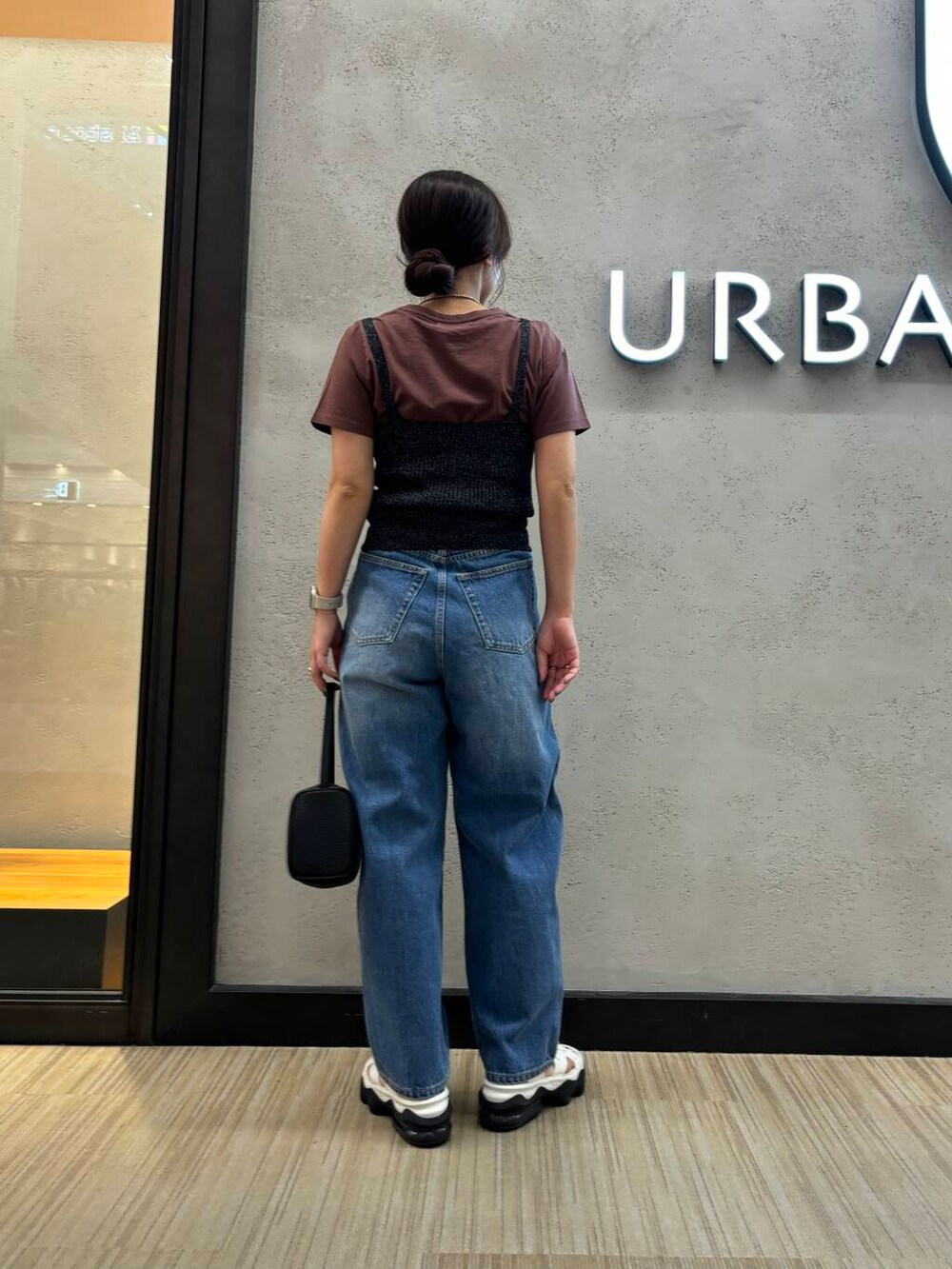 ブラウン系のTシャツ/カットソー、ブルー系のデニムパンツ、ブラック系のキャミソールを着用したレディースの夏コーディネートの3枚目の写真