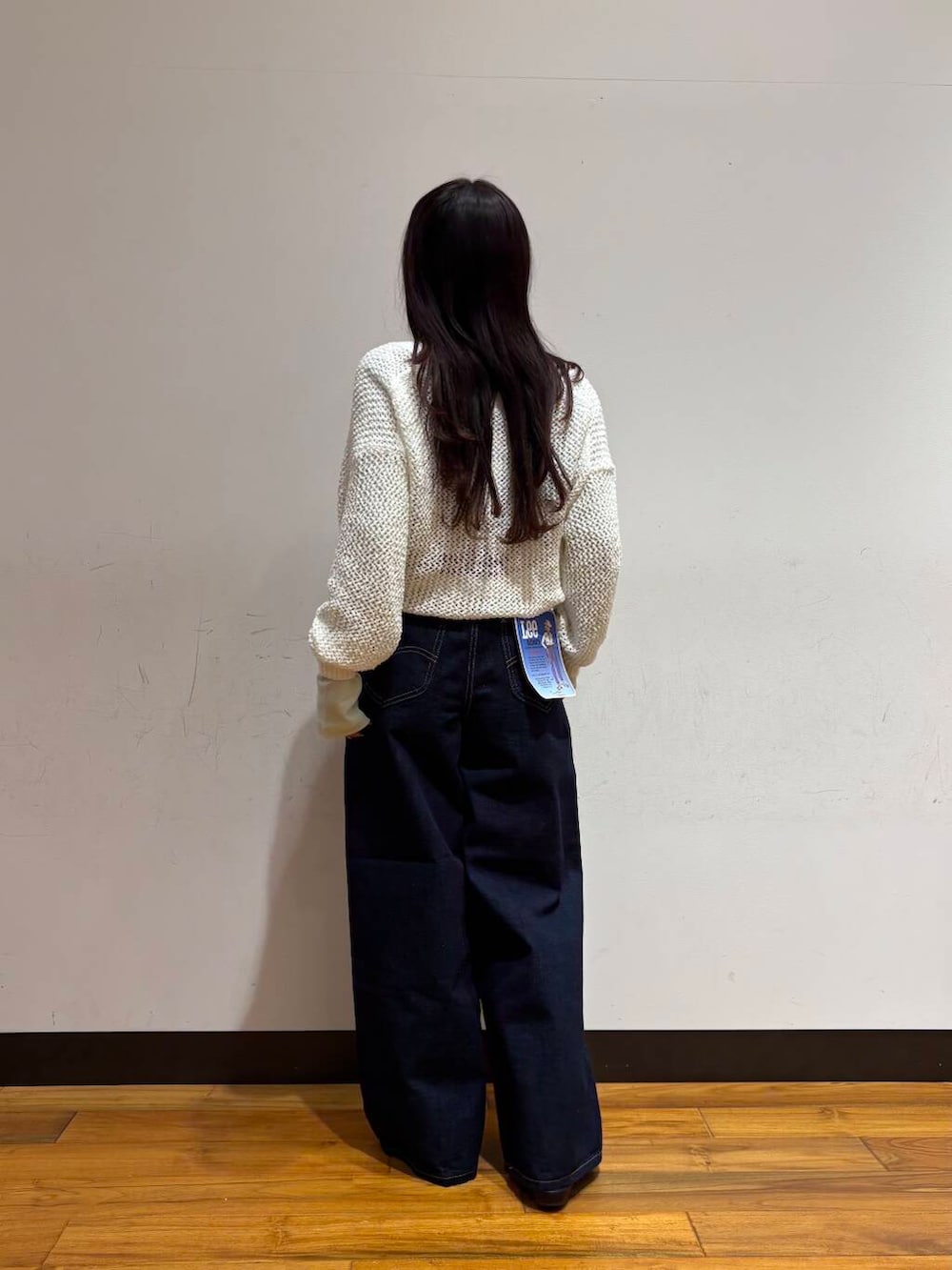 ブルー系のデニムパンツ、グリーン系のTシャツ/カットソー、ホワイト系のカーディガン/ボレロを着用したレディースの春コーディネートの2枚目の写真