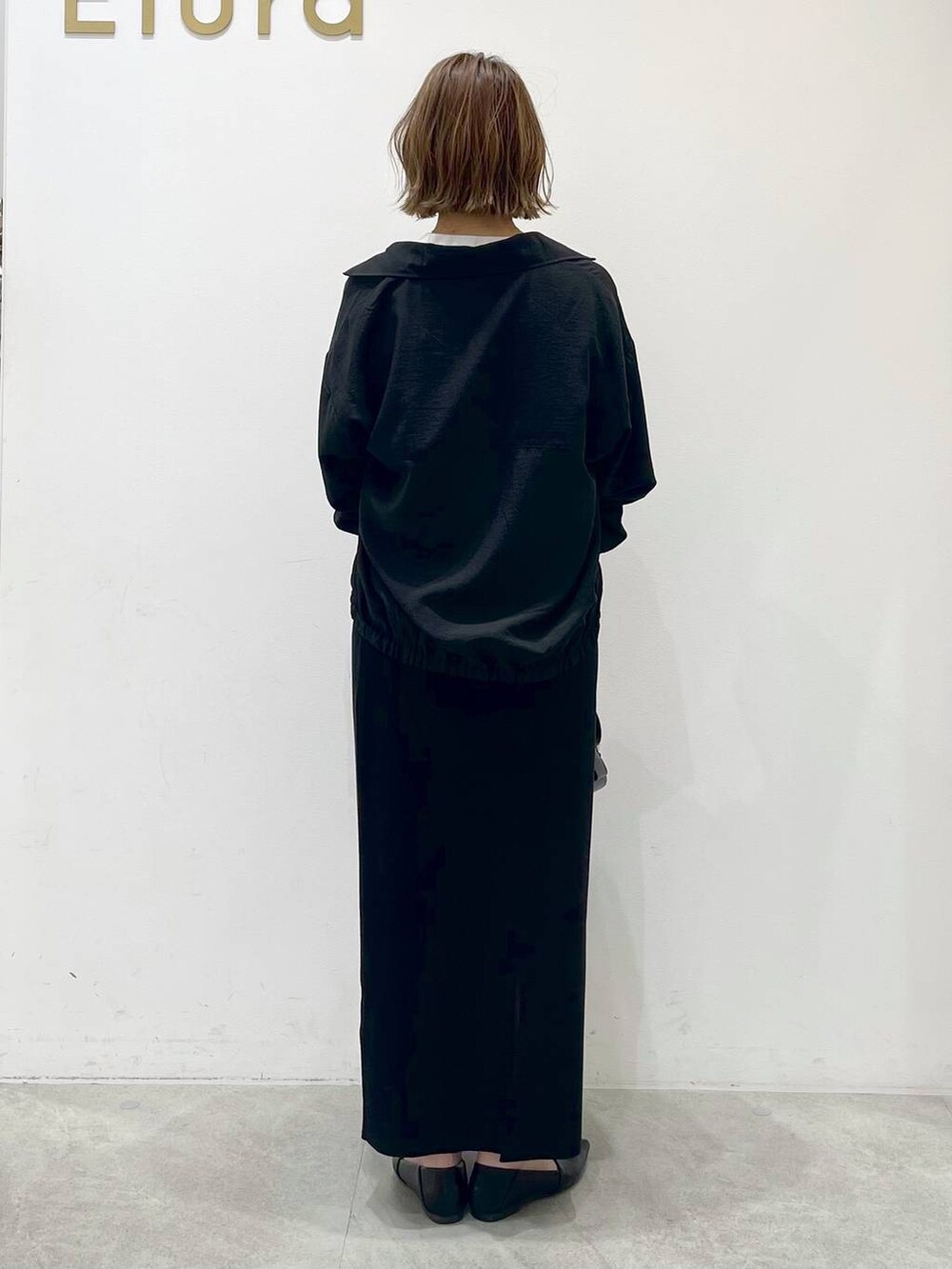 「カジュアル、体型カバー、ブルゾン、スカート、ロンT、差し色コーデ、ベーシック/シンプル、きれいめ」｜「EluraのLIFE PCプリントロンTEE/498587（Tシャツ/カットソー、ホワイト系）」を使った、mikaxさん（レディース・158cm）の秋コーディネートの3枚目の写真
