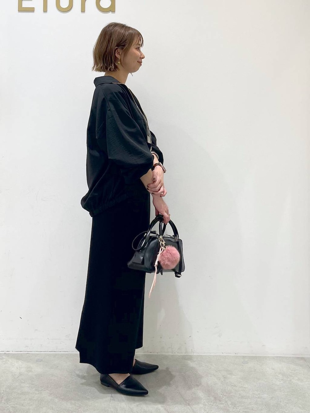 「カジュアル、体型カバー、ブルゾン、スカート、ロンT、差し色コーデ、ベーシック/シンプル、きれいめ」｜「EluraのLIFE PCプリントロンTEE/498587（Tシャツ/カットソー、ホワイト系）」を使った、mikaxさん（レディース・158cm）の秋コーディネートの4枚目の写真