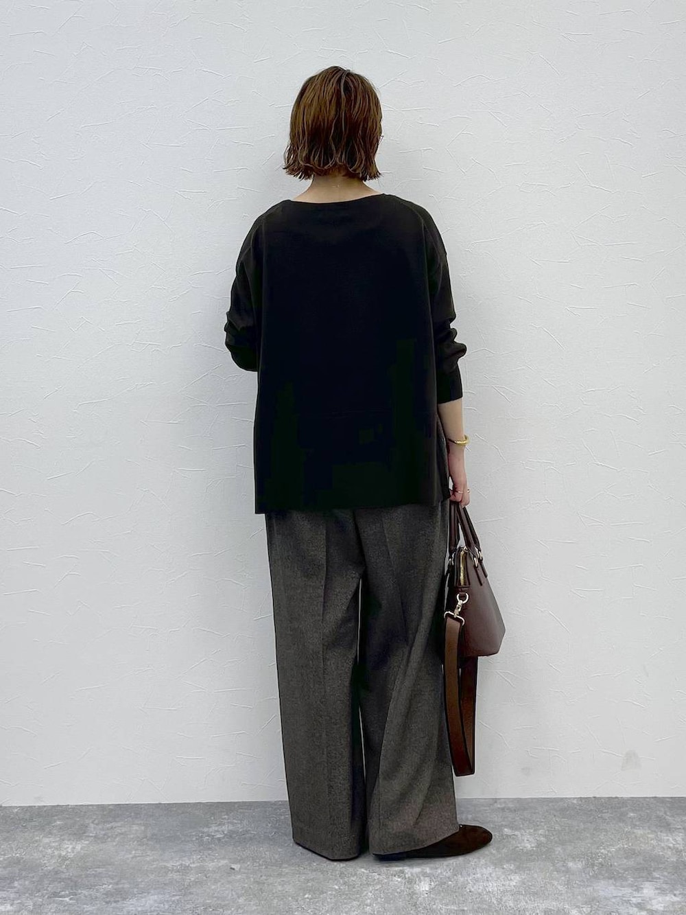 ブラウン系のニット/セーター、ブラウン系のその他パンツ、ブラウン系のパンプスを着用したレディースの秋コーディネートの3枚目の写真