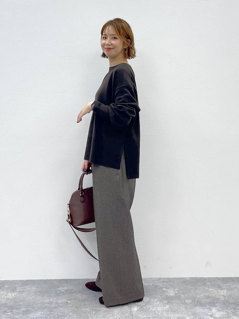 ブラウン系のニット/セーター、ブラウン系のその他パンツ、ブラウン系のパンプスを着用したレディースの秋コーディネートの2枚目の写真