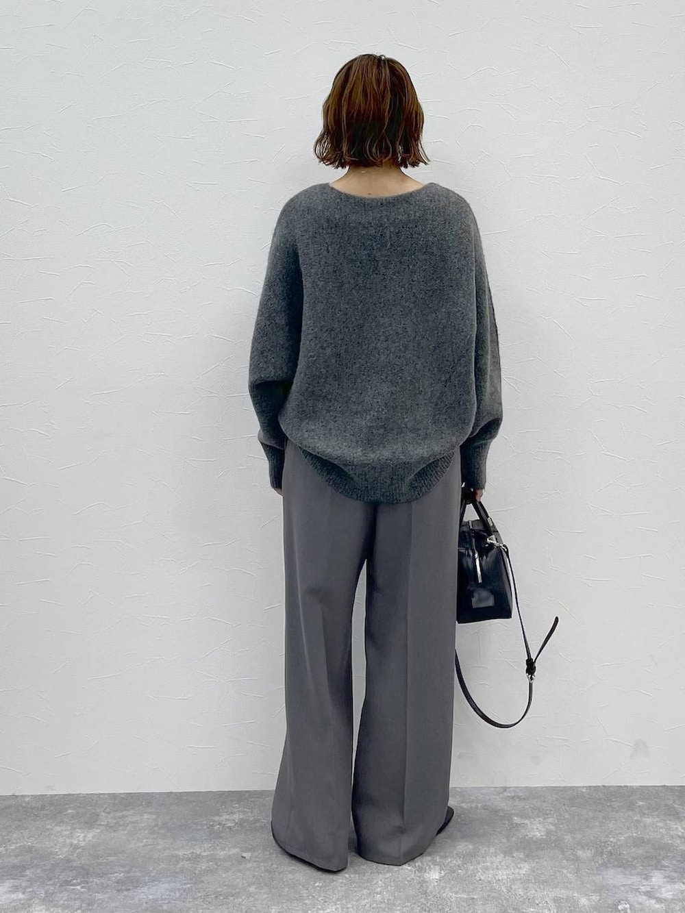 グレー系のその他パンツ、グレー系のニット/セーター、ブラック系のパンプスを着用したレディースの秋コーディネートの3枚目の写真