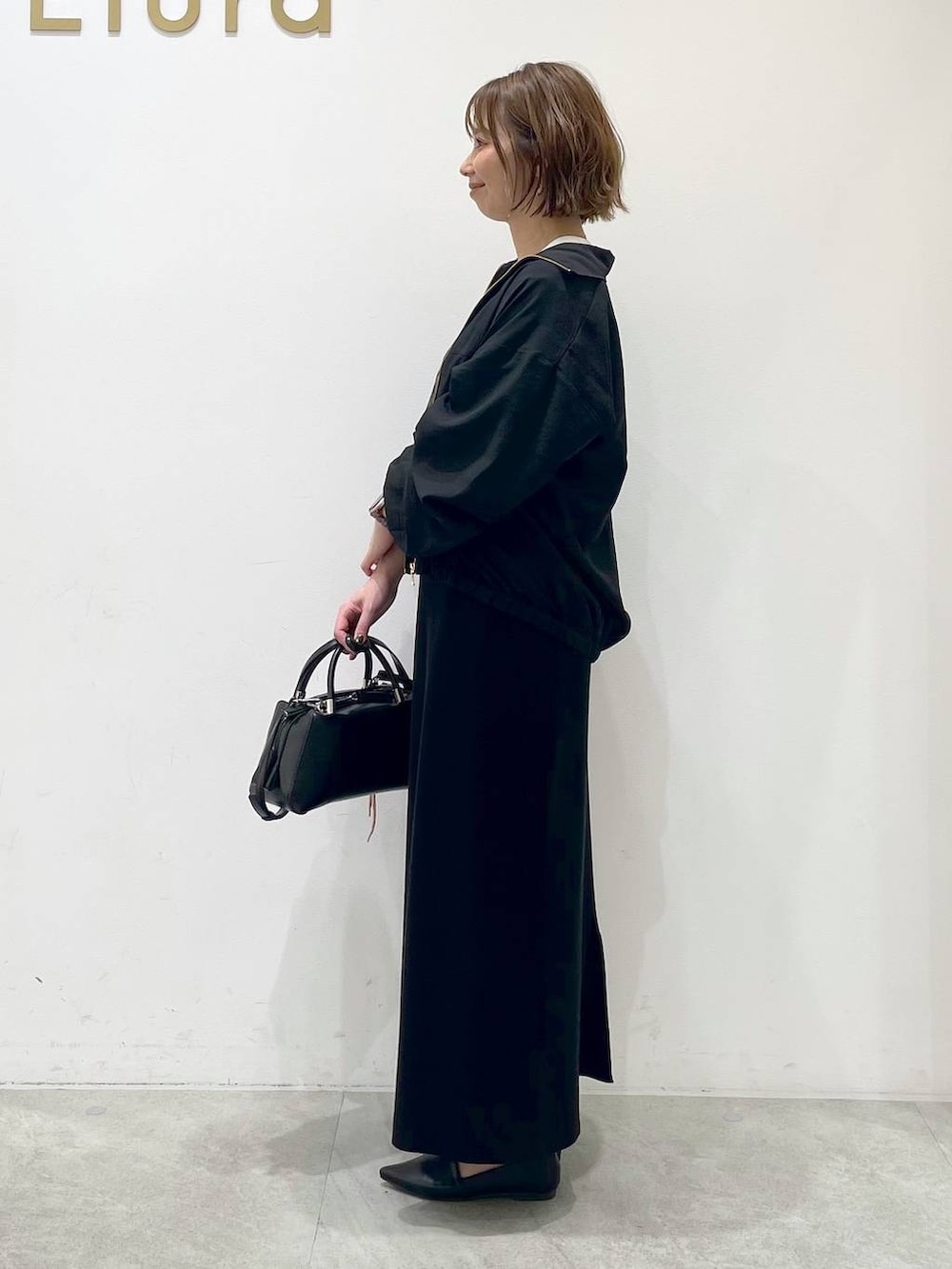 「カジュアル、体型カバー、ブルゾン、スカート、ロンT、差し色コーデ、ベーシック/シンプル、きれいめ」｜「EluraのLIFE PCプリントロンTEE/498587（Tシャツ/カットソー、ホワイト系）」を使った、mikaxさん（レディース・158cm）の秋コーディネートの2枚目の写真