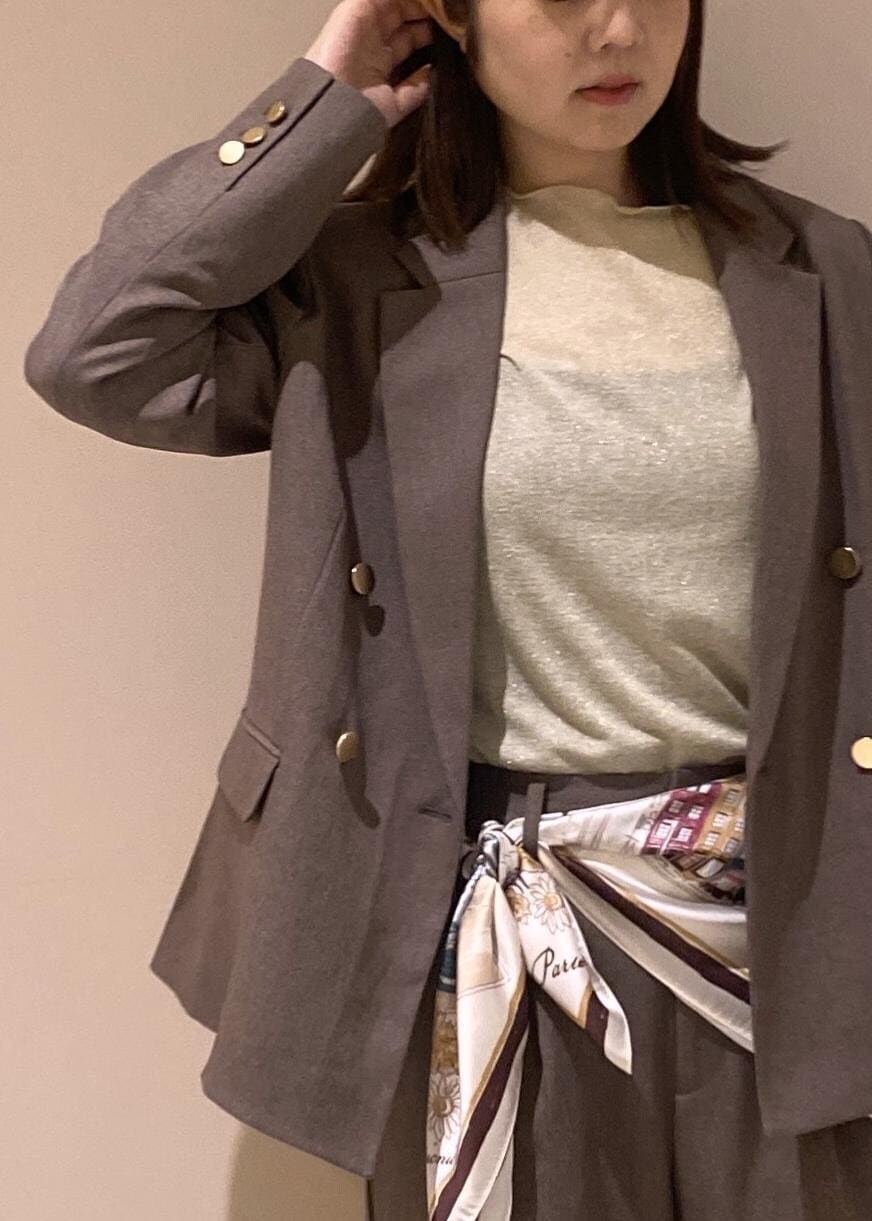 ベージュ系のTシャツ/カットソー、ベージュ系のスラックス、ベージュ系のテーラードジャケットを着用したレディースの秋コーディネートの2枚目の写真