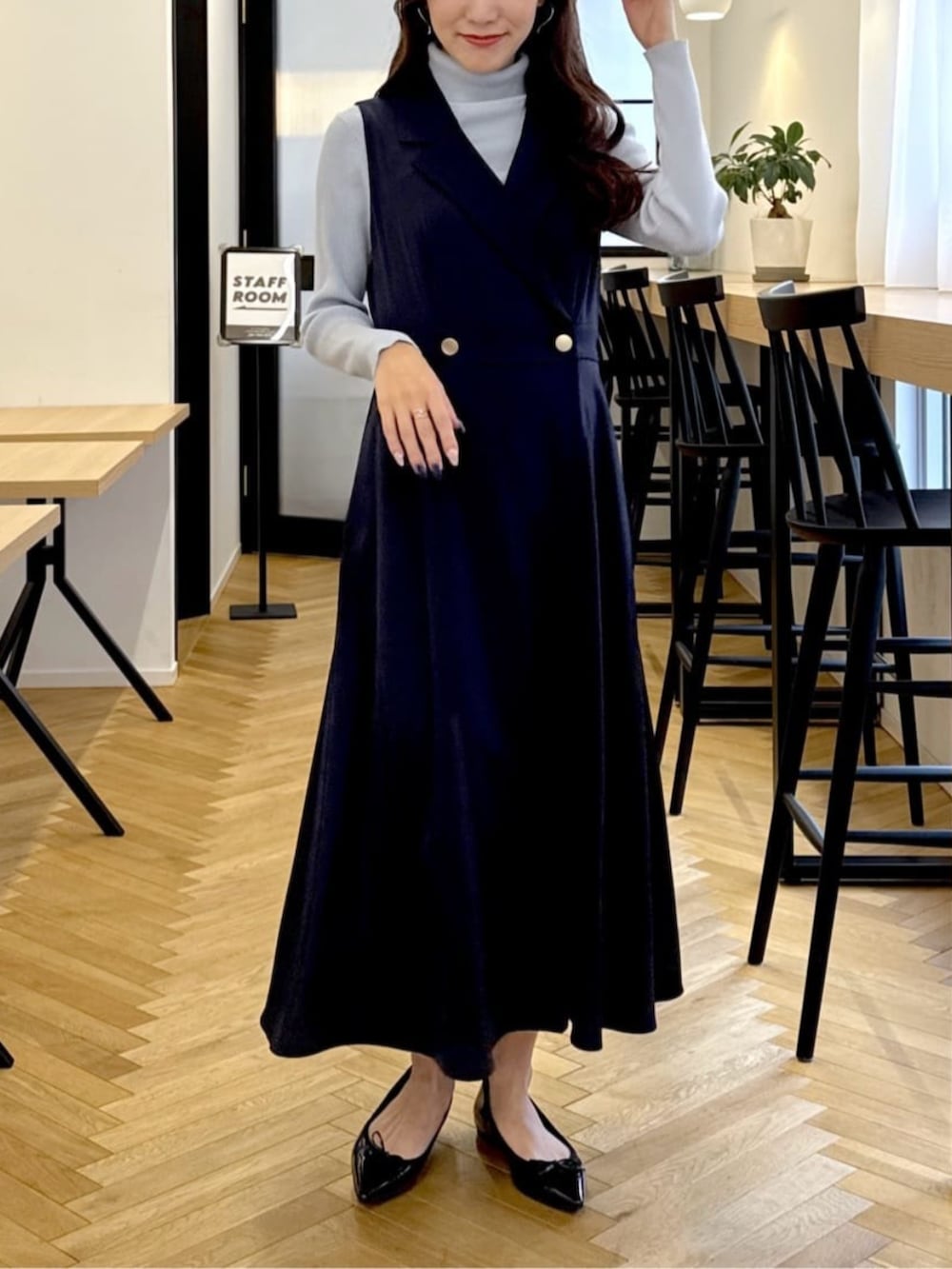 ブルー系のニット/セーター、ブルー系のジャンパースカートを着用したレディースの秋コーディネートの4枚目の写真