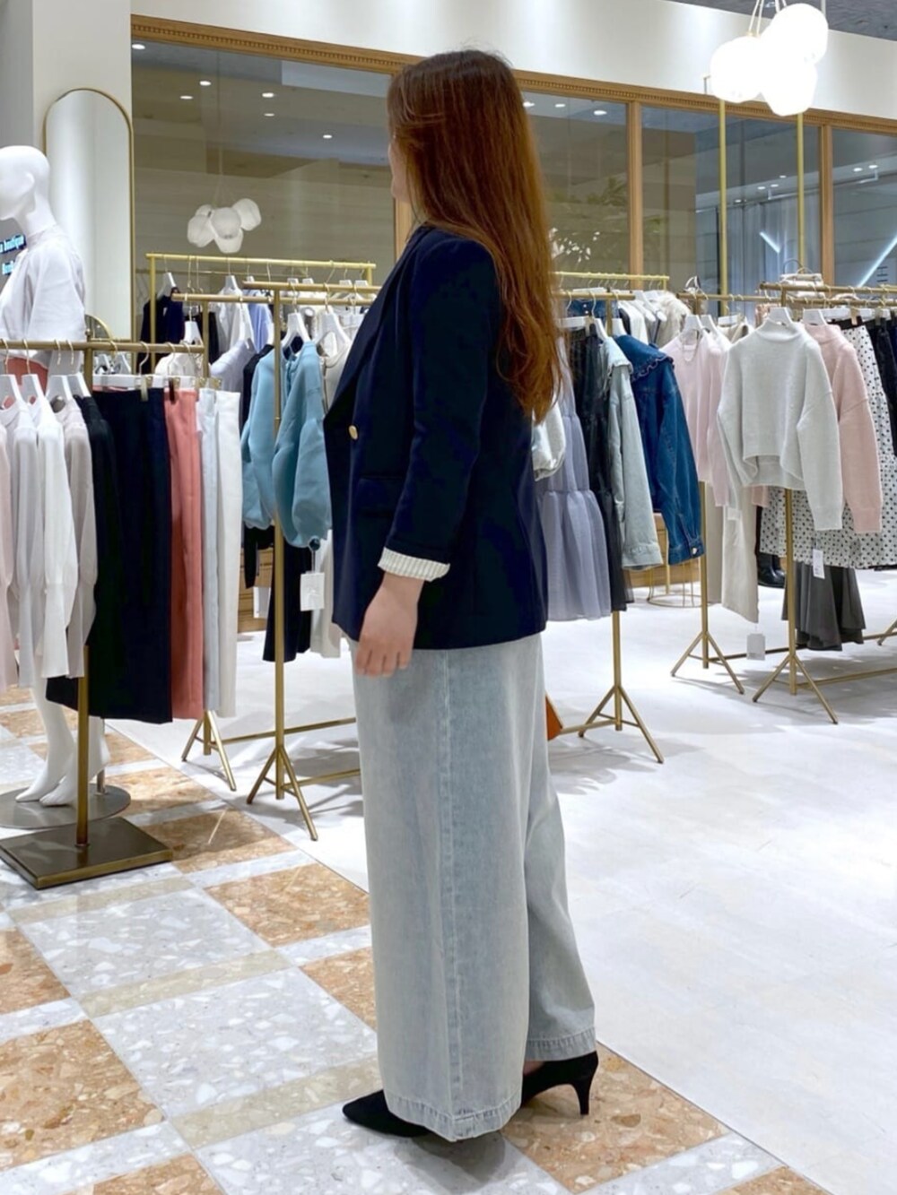 「La boutique BonBonの【3サイズ展開】ハイウエストバギーデニムパンツ（デニムパンツ、ブルー系）」を使った、La boutique BonBonさん（レディース・160cm）の秋コーディネートの4枚目の写真
