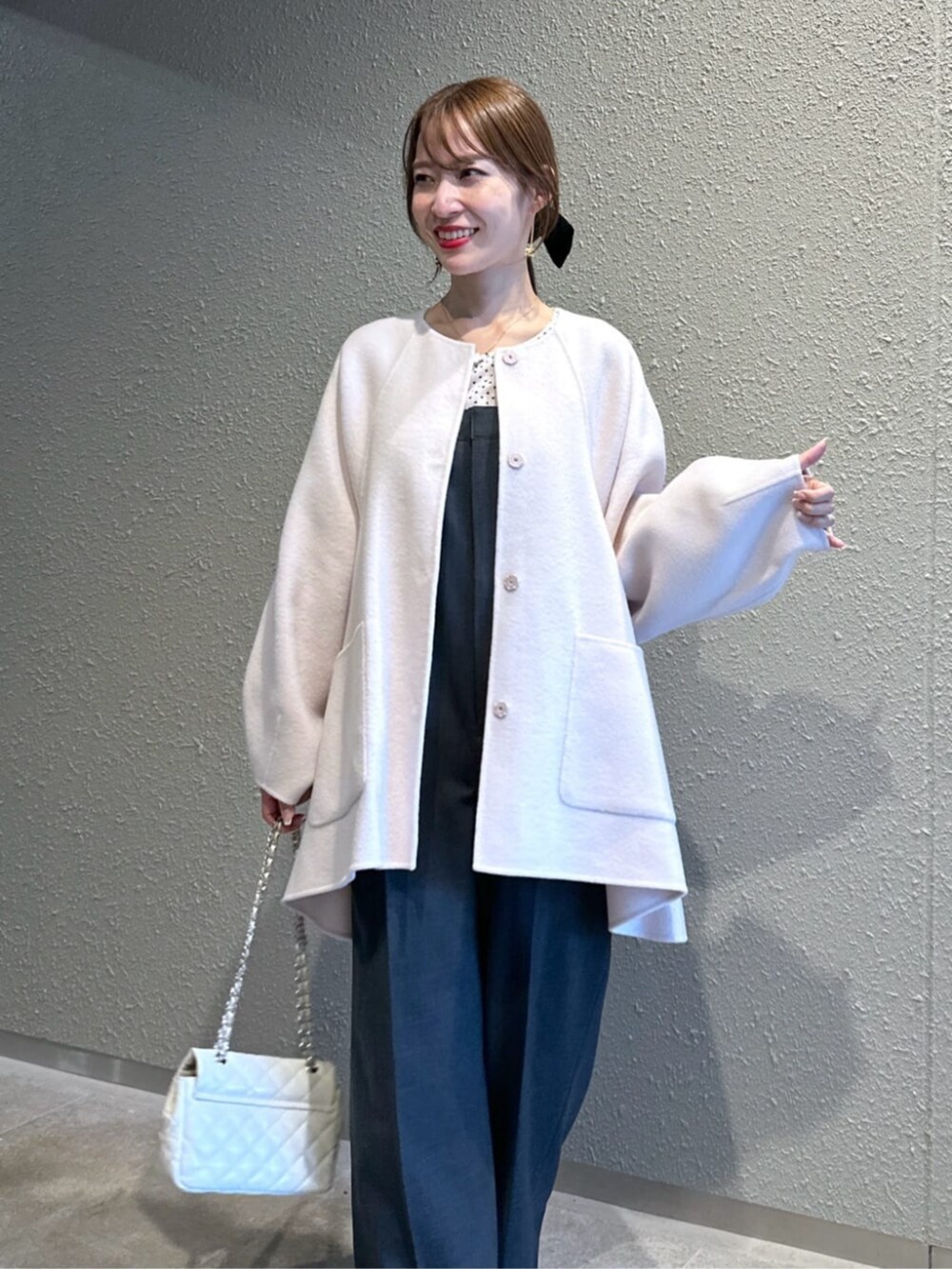 「La boutique BonBonの【最強愛され】フロッキーハートプリントパワショルブラウス（シャツ/ブラウス、ホワイト系）」を使った、La boutique BonBonさん（レディース・153cm）の秋コーディネートの4枚目の写真