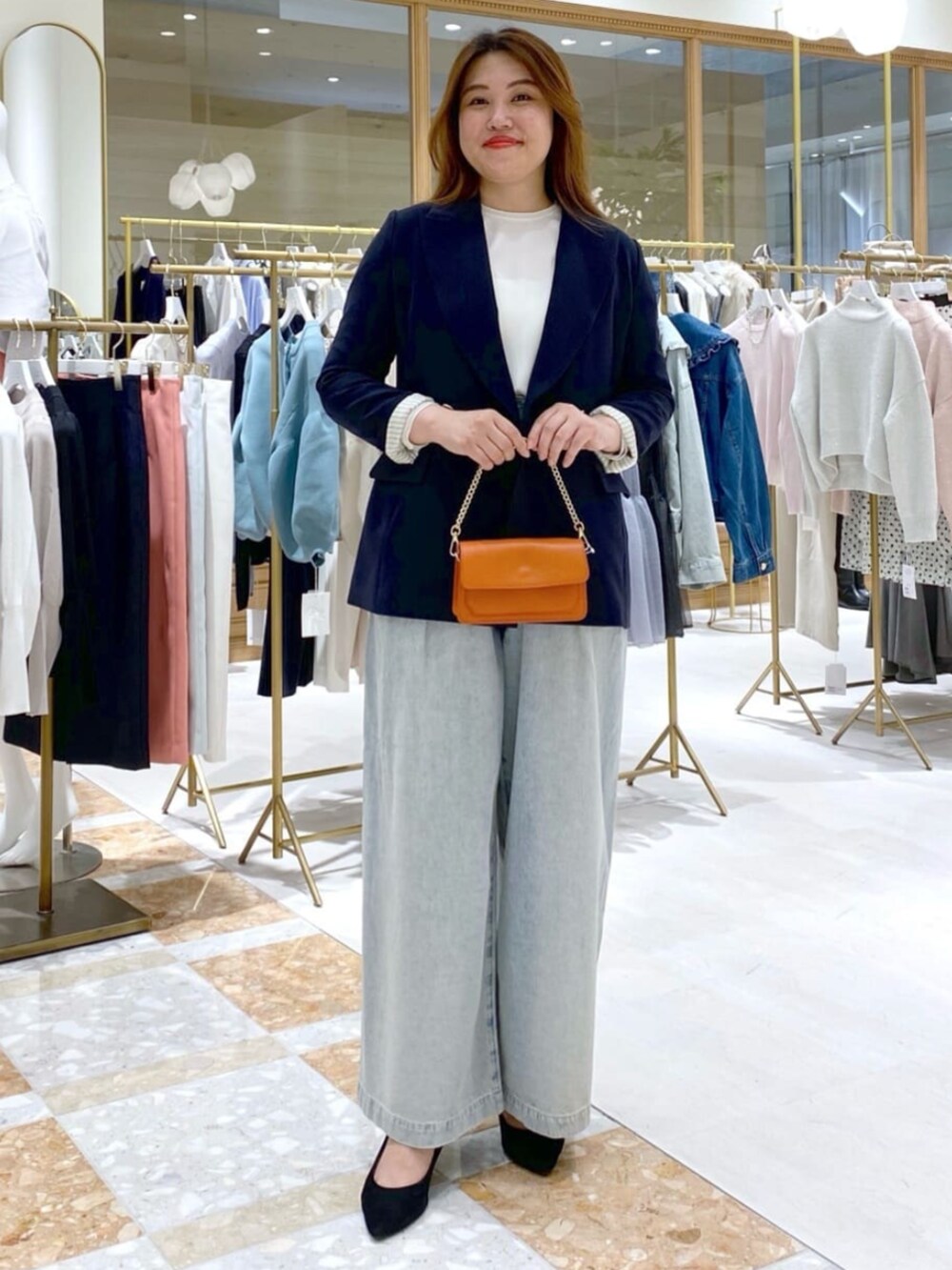 「La boutique BonBonの【3サイズ展開】ハイウエストバギーデニムパンツ（デニムパンツ、ブルー系）」を使った、La boutique BonBonさん（レディース・160cm）の秋コーディネートの2枚目の写真