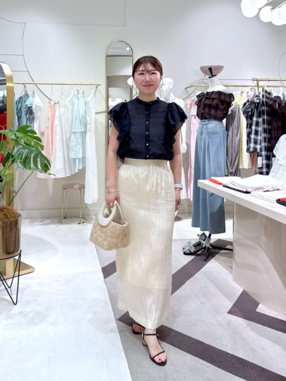 「ノースリーブ、カジュアルスタイル、オトナカワイイ、キレイめ、秋冬コーデ、おしゃれさんと繋がりたい、秋服準備はじめました、いいね、save、フォローお願いします🤑、フリルトップス」｜「La boutique BonBonのパールハンドルブレードバスケットS（トートバッグ、ベージュ系）」を使った、La boutique BonBonさん（骨格ストレート・レディース・158cm）の夏コーディネートの3枚目の写真
