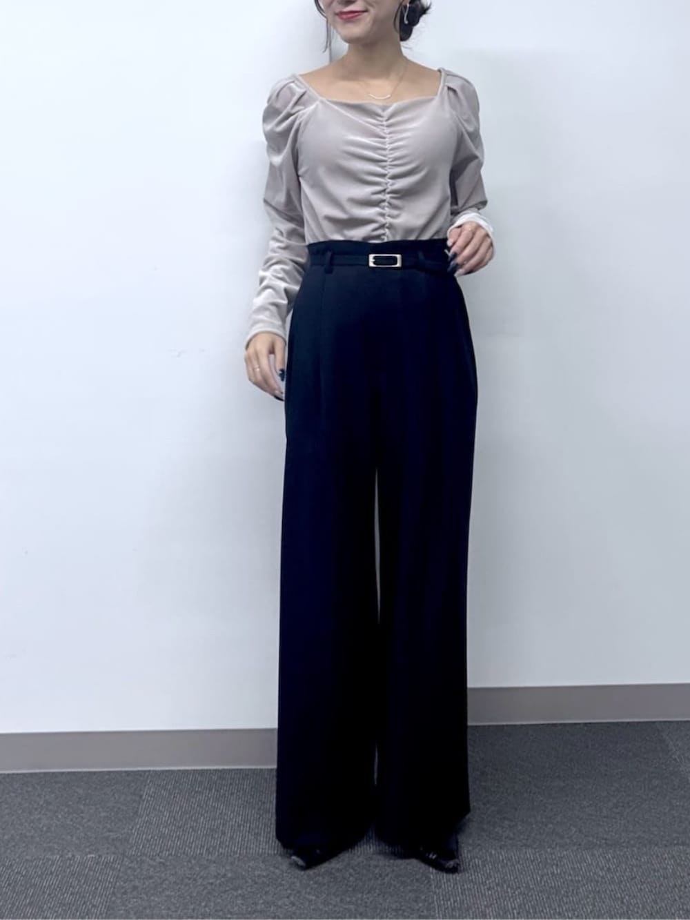 ホワイト系のキャミソール、ブルー系のその他パンツ、ベージュ系のTシャツ/カットソーを着用したレディースの秋コーディネートの4枚目の写真