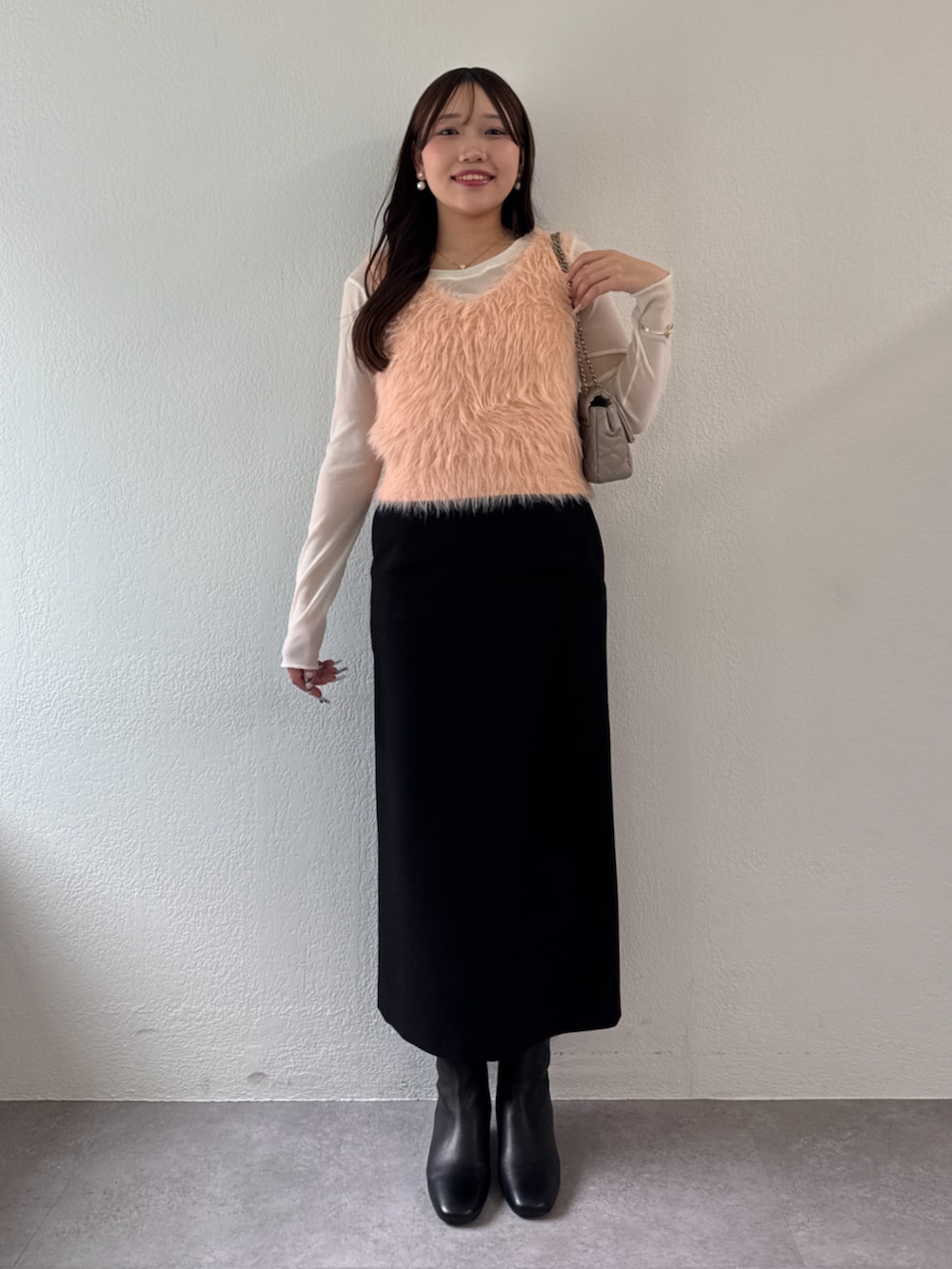 ホワイト系のTシャツ/カットソー、ピンク系のベストを着用したレディースの秋コーディネートの3枚目の写真