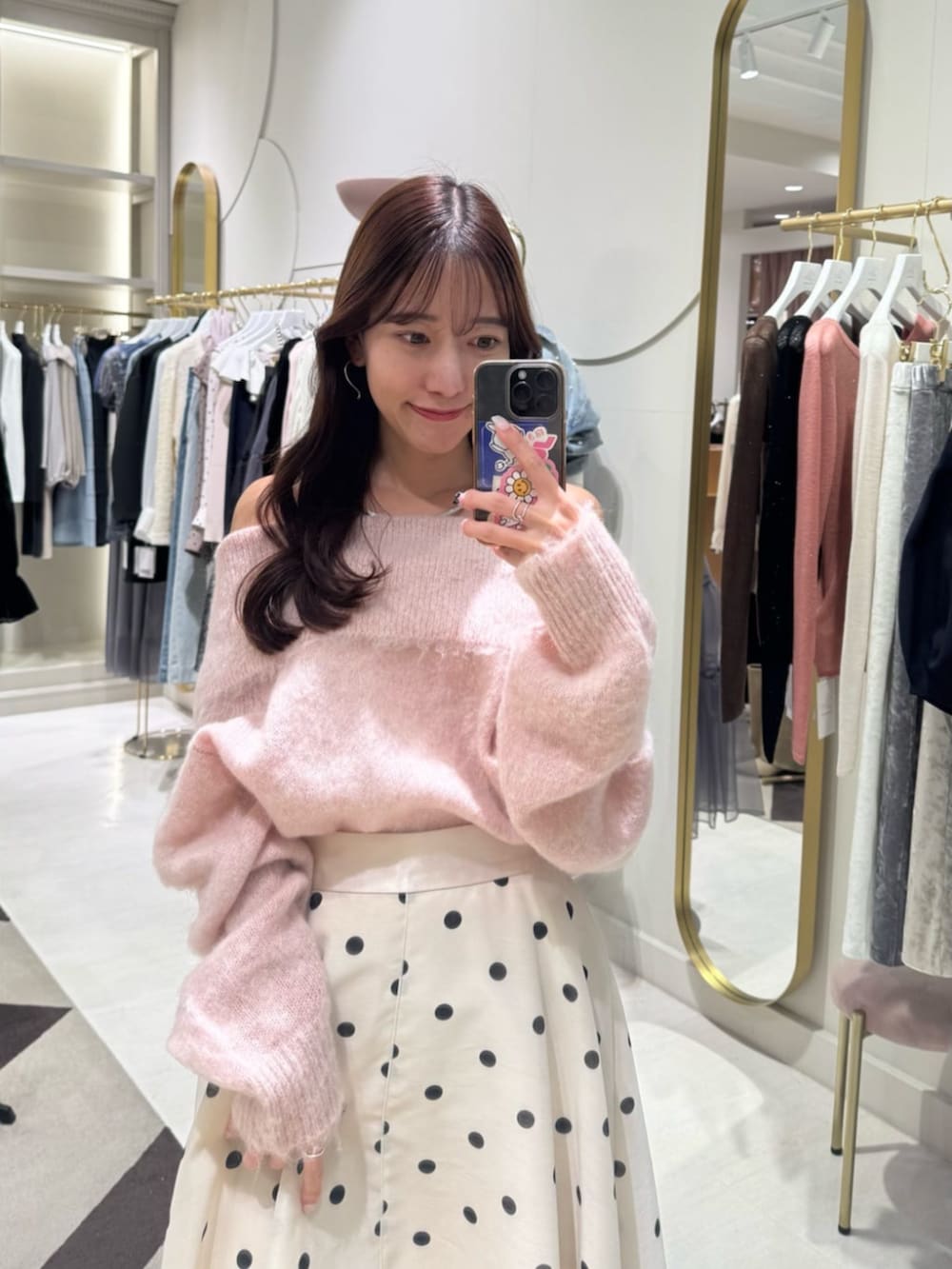 ホワイト系のキャミソール、ホワイト系のトートバッグ、ピンク系のニット/セーターを着用したレディースの秋コーディネートの5枚目の写真